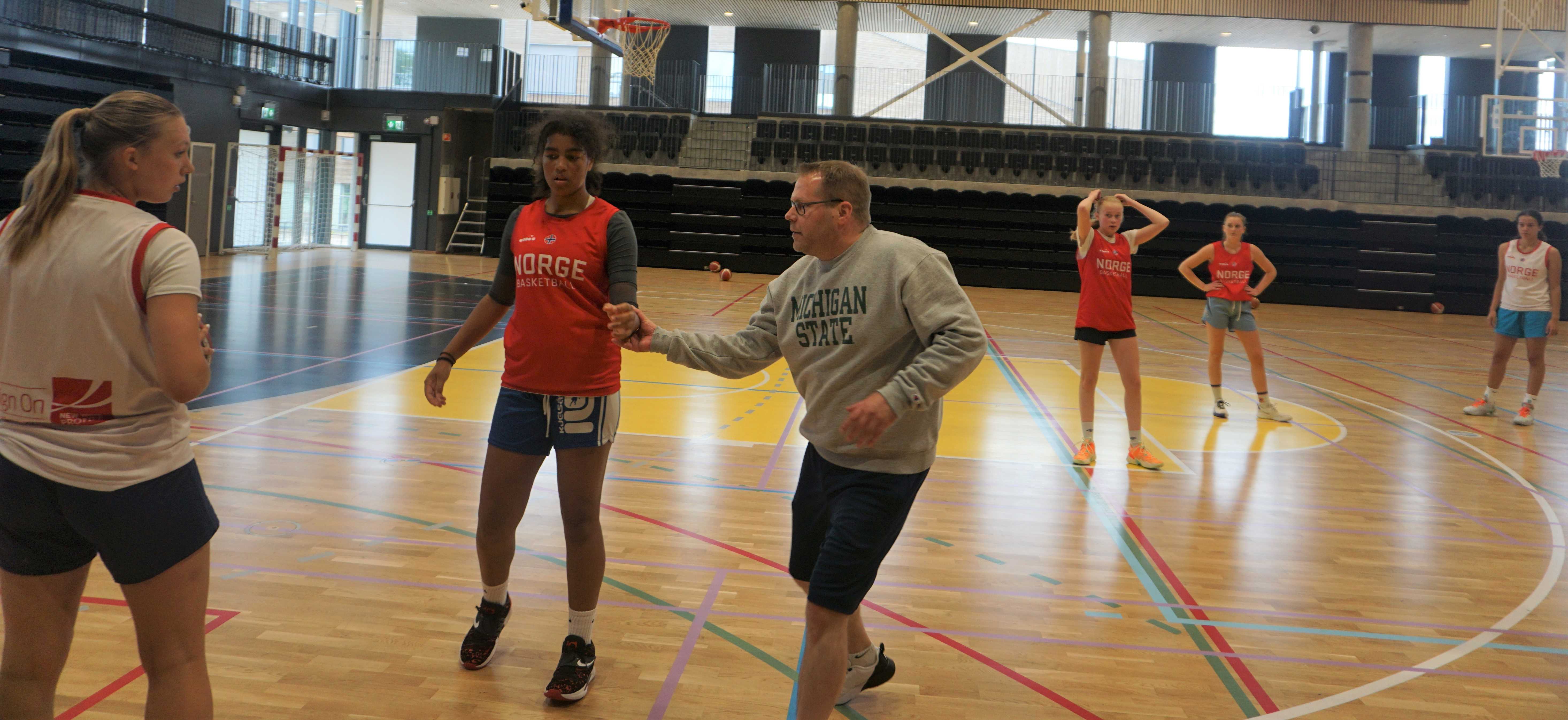 Mikael Johansson trekker med seg Andrea Fergem Faal til riktig posisjon, mens Fanny Dyngeland-Sundén følger nøye med. Bak ser vi fra venstre Helle Sparboe Lindstrøm, Mina Bergh Skarestad og Lina Hønsi Blanco.
FOTO: ARILD SANDVEN 