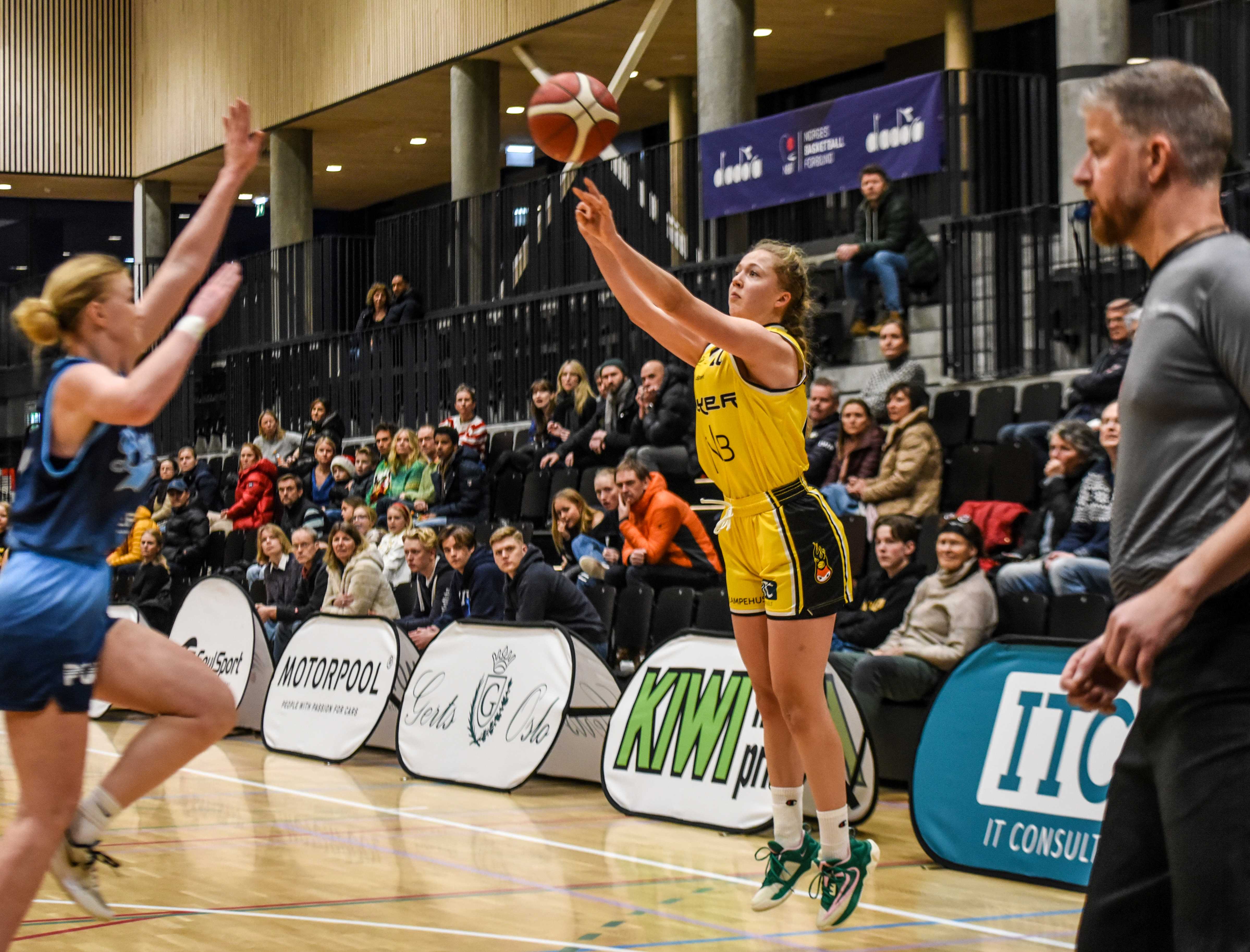 Andrine Bergseth senket 7 av sine 12 trepoengere - og 4 av 5 etter pause - da Bærum ble slått 82-60. Her er det Emma Hergot som forsøker å komme fram til Asker-guardens skudd. I høyre bildekant ser vi dommer Andreas Lind.
FOTO: ERIK B. BERGLUND 