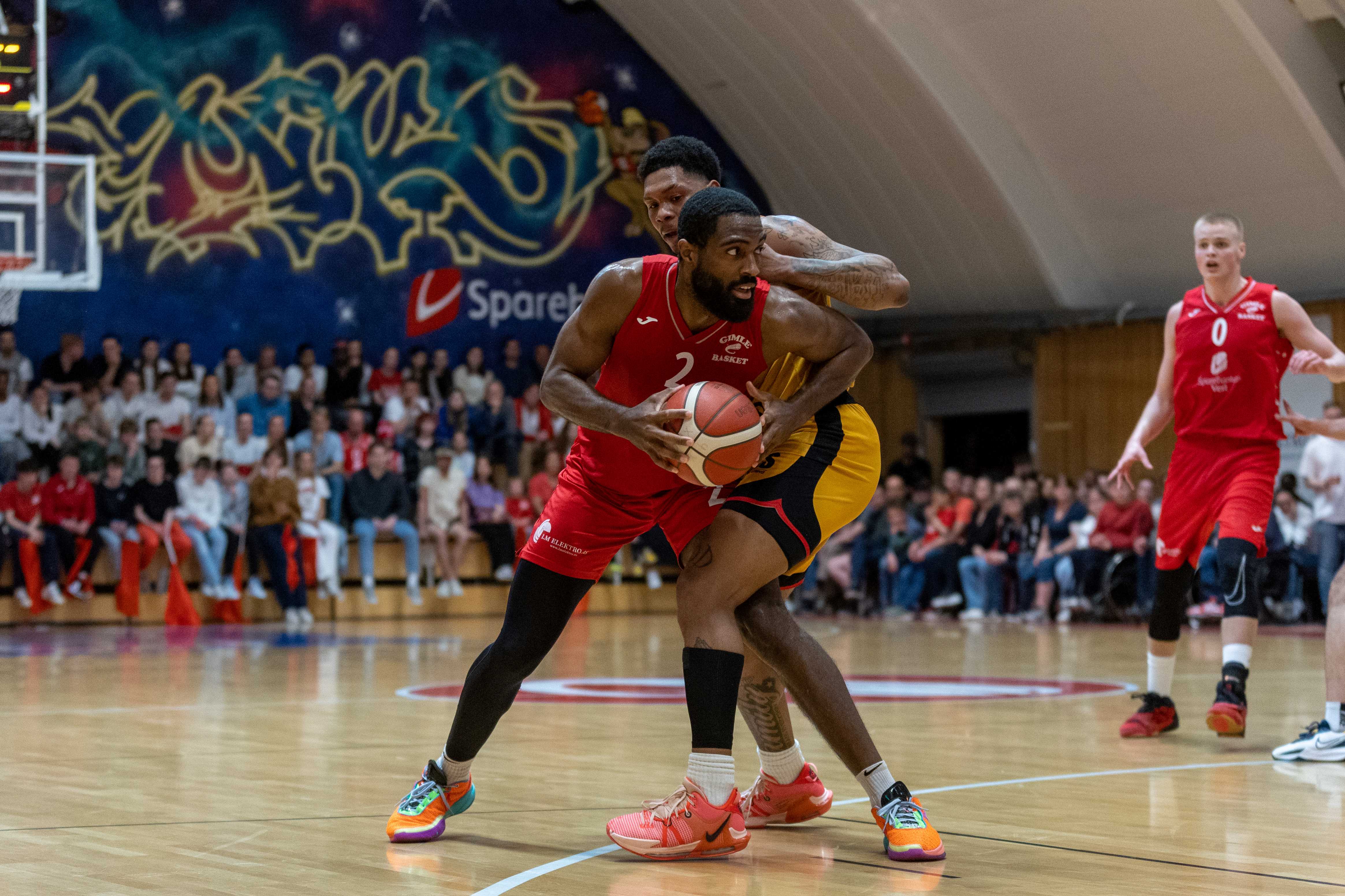 Dante Thompson kjemper seg rundtJohn Knight III og går mot kurven. Gimles amerikanske forward satte sine fire første 3-poengere i kampen og ble toppscorer med 31 poeng da Frøya ble slått 83-72 i den første NM-finalen.
FOTO: BRAGE TITLESTAD 