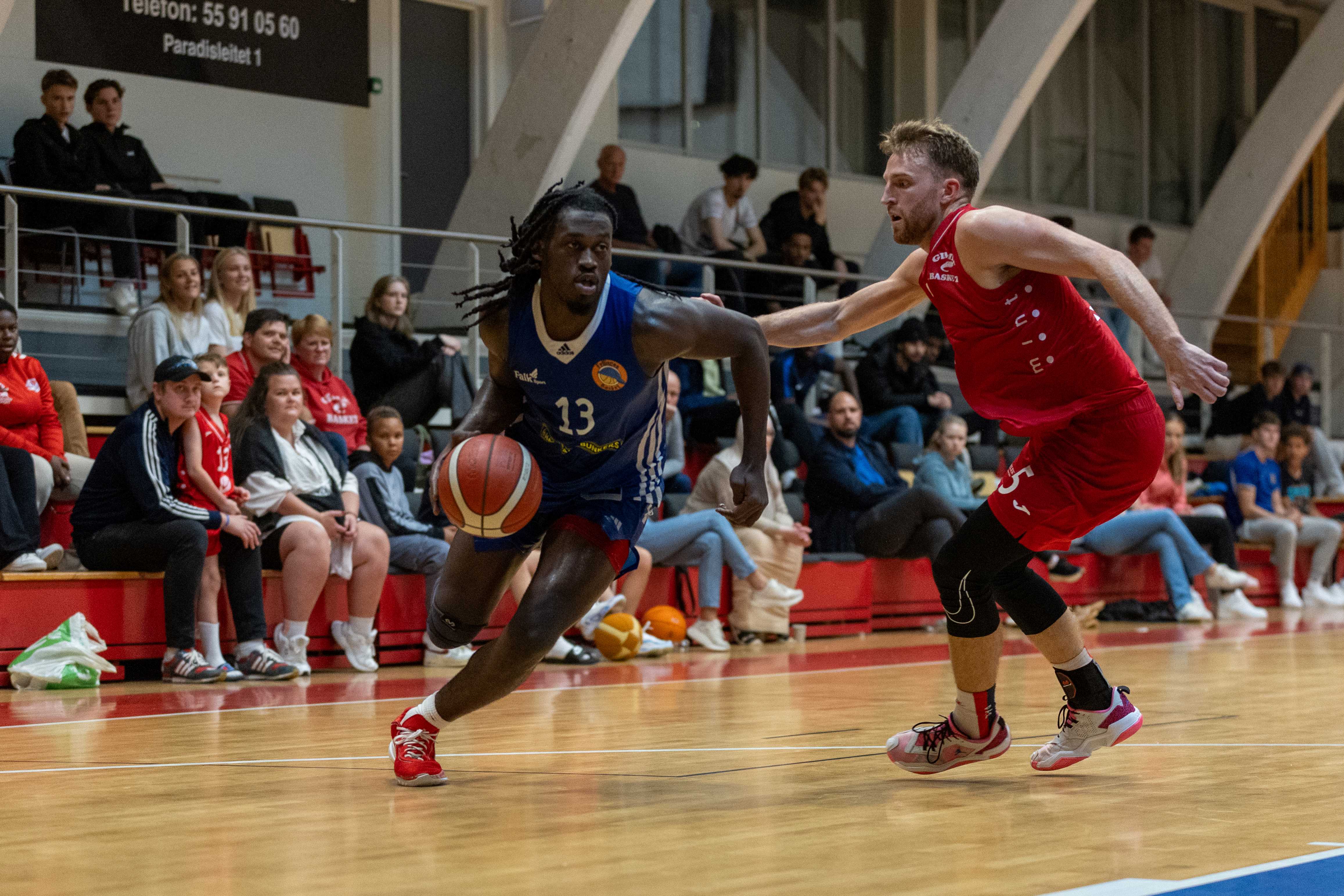 Isaac Likekele i en drive mot Mikkel Kolstad under treningskampen mellom Fyllingen og Gimle søndag. Om 23-åringen fra Charlotte kan markere seg som tidenes beste import i norsk basket gjenstår å se, men ingen har hatt bedre CV enn den 1,96 m høye pointguarden.
FOTO: BRAGE TITLESTAD  