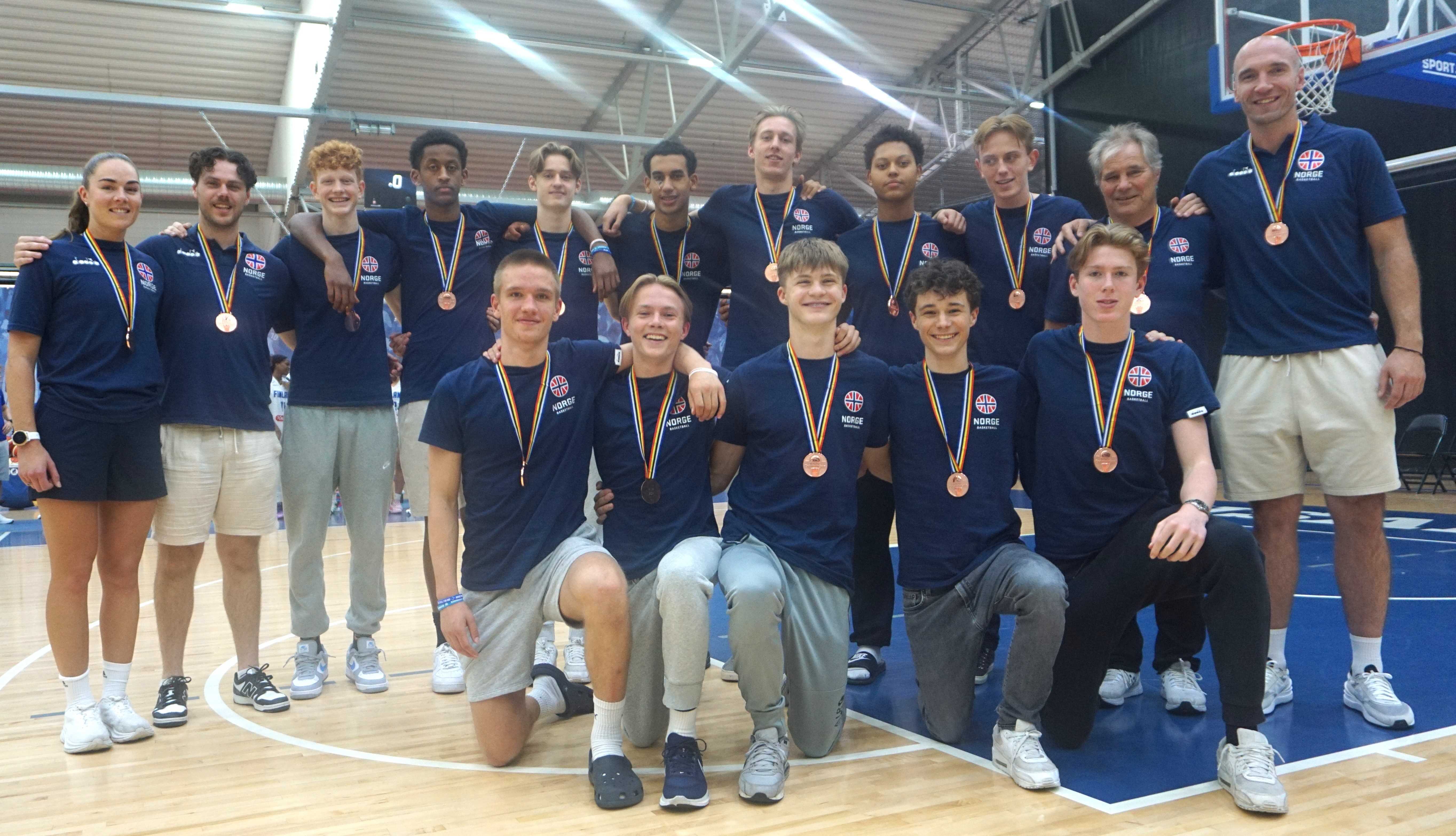Norges U16-landslag etter å ha mottatt bronsemedaljene i nordisk mesterskapet i Susi-senteret i Kisakallio mandag. Bak fra venstre fysioterapeut Karoline Næss, assistant coach Benjamin Alknes Cox, Mio Mandt, Kaleab Tadesse Washo, Jakob Ellingsen, Håkon Odera Seem, Christoffer Vråle Rønning, Kevin Kwame Leraand, Evert Dahlberg, head coach Per Tøien og assistant coach Milovan Savic. Foran fra venstre Viktor Brovold-Kühn, William Dronsett, Oskar Falba, William Rødsten Kristiansen og Edvard Orskaug.
FOTO: ARILD SANDVEN 