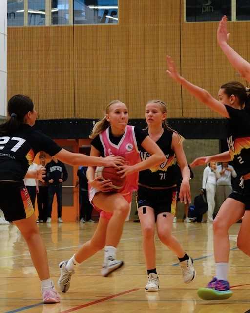 Bønes-kaptein Milla Sandvik i en drive mellom Lommedalens Aina Fossen (til venstre) og Mia Omland i lørdagens kvartfinale, der Bønes vant 63-43. Til høyre i bildet er Leonora Omland.
FOTO: THOMAS FLATØE