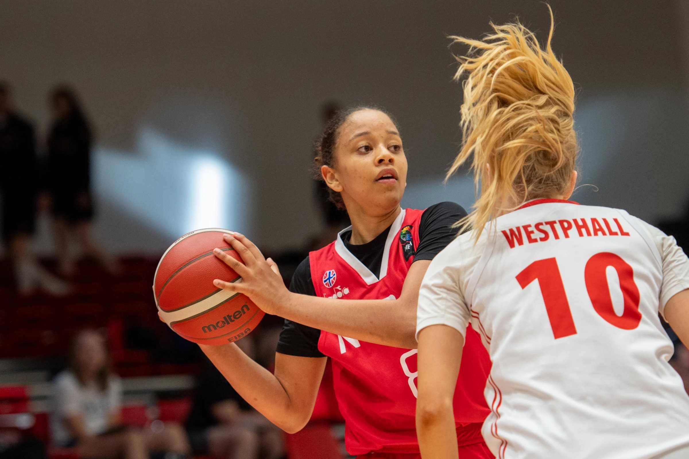 Siena Sanford satte 4 av 6 trepoengere og 7 av 7 straffer og ble kampens toppscorer med 21 poeng da Norge tapte åpningskampen mot Danmark i B-EM, 59-79. Her dekkes Ulriken-guarden av danskenes mestscorende, Ida Westphall. 
FOTO: FIBA.COM 