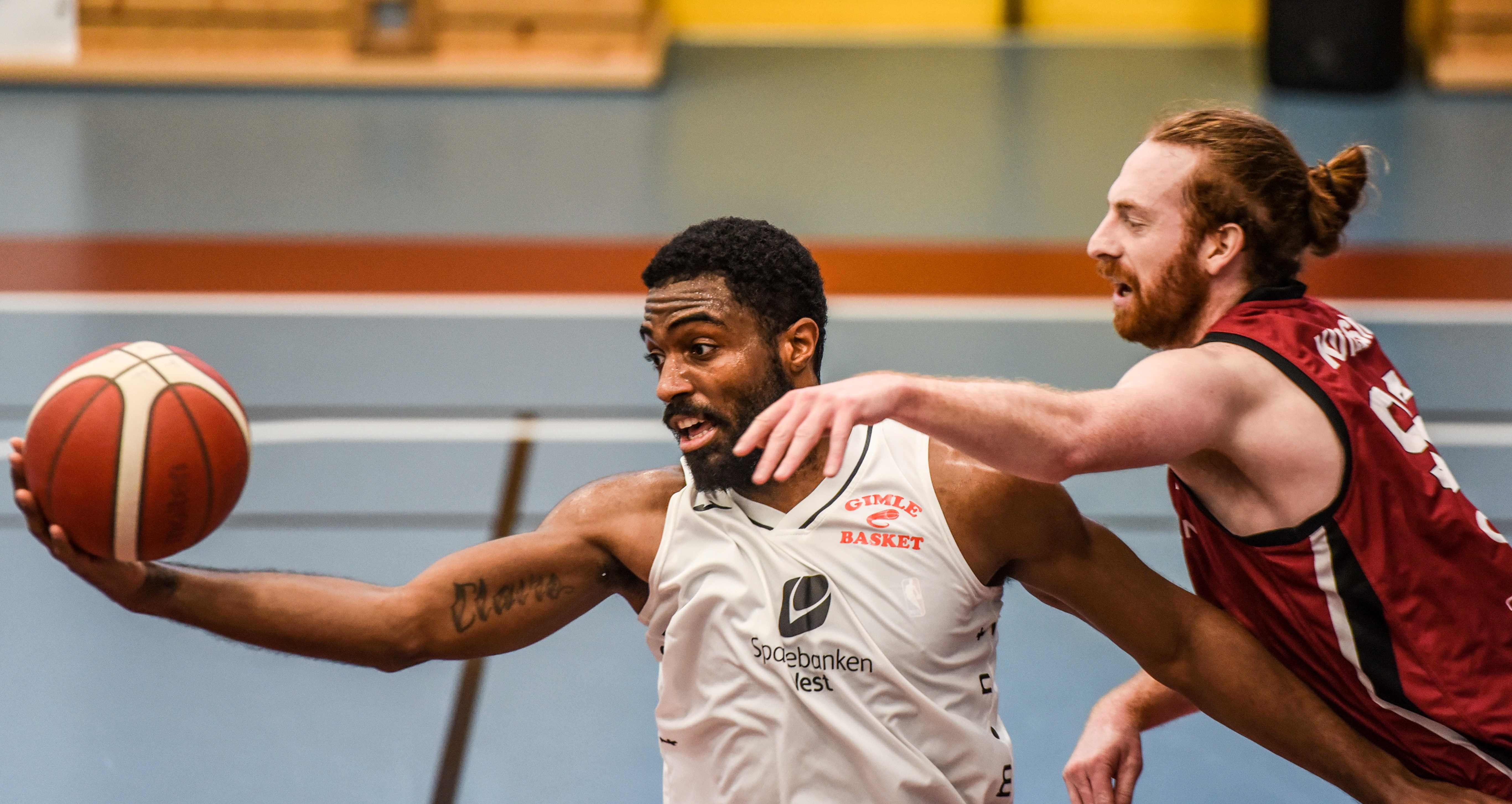 Dante Thompson kom sterkt mot slutten av kampen og hadde blant annet den viktige 3-poengeren som ga Gimle 71-66 da Centrum Tigers var bare 2 poeng bak i sluttminuttene. Her holder Thompson ballen unna Petar Kutlesic.
FOTO: ERIK BERGLUND 