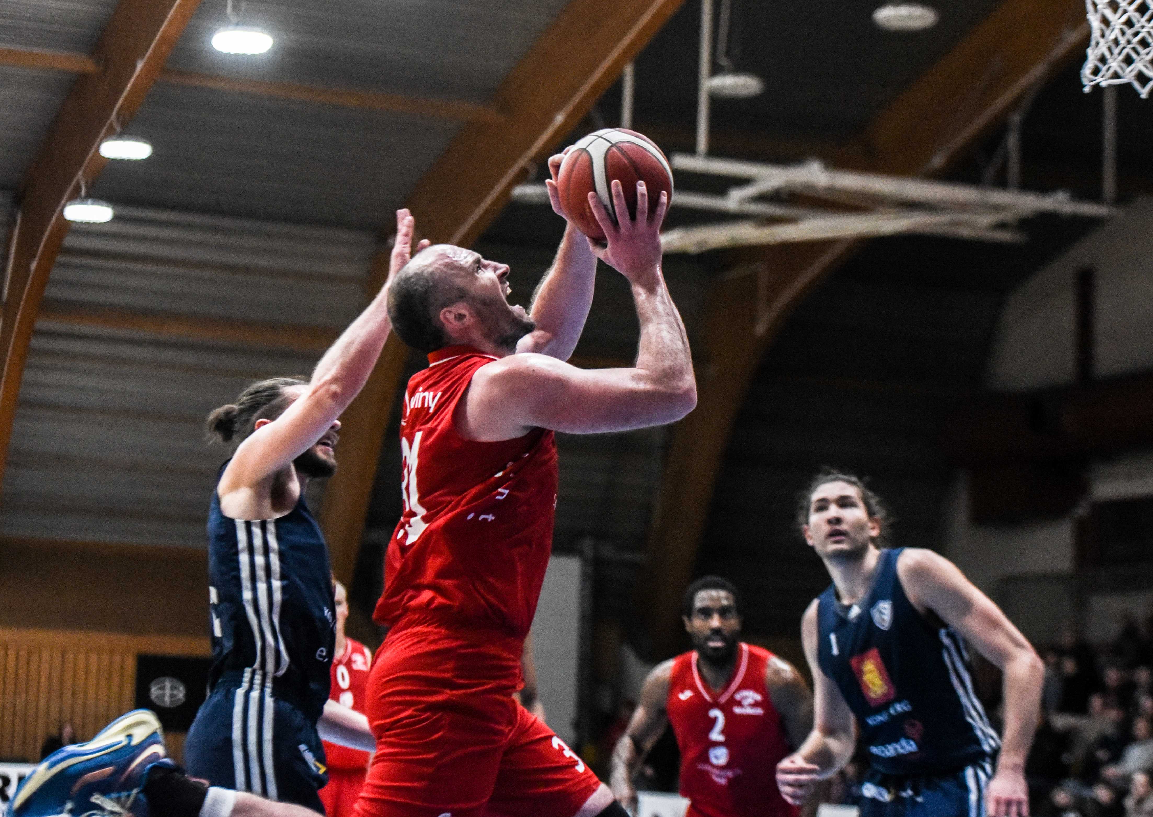 Milovan Savic har kommet seg fri fra Torgrim Sommerfeldt og legger to av sine 26 poeng i kampen. Bak i bildet er Marin Mornar og Dante Thompson.
FOTO: ERIK BERGLUND 