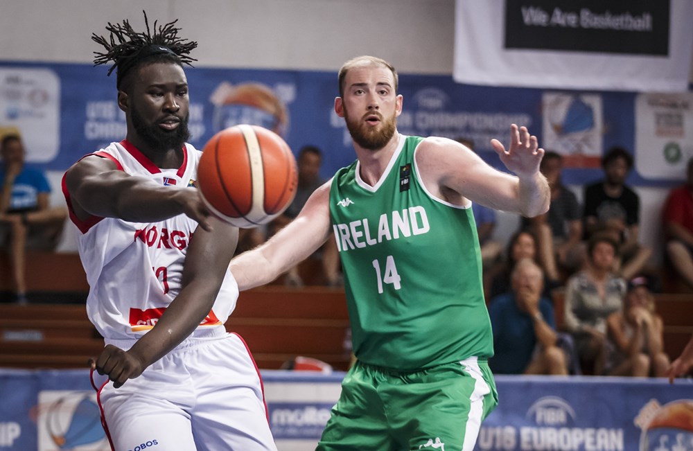 Karamo Jawara i aksjon mot Irland i 2018. Den 2,03 m lange forwarden spiller nå for Girona på nivå to i spansk basket, og blir en viktig mann for Norges lag mot Kosovo i Haukelandshallen 25. november.
FOTO: FIBA.COM