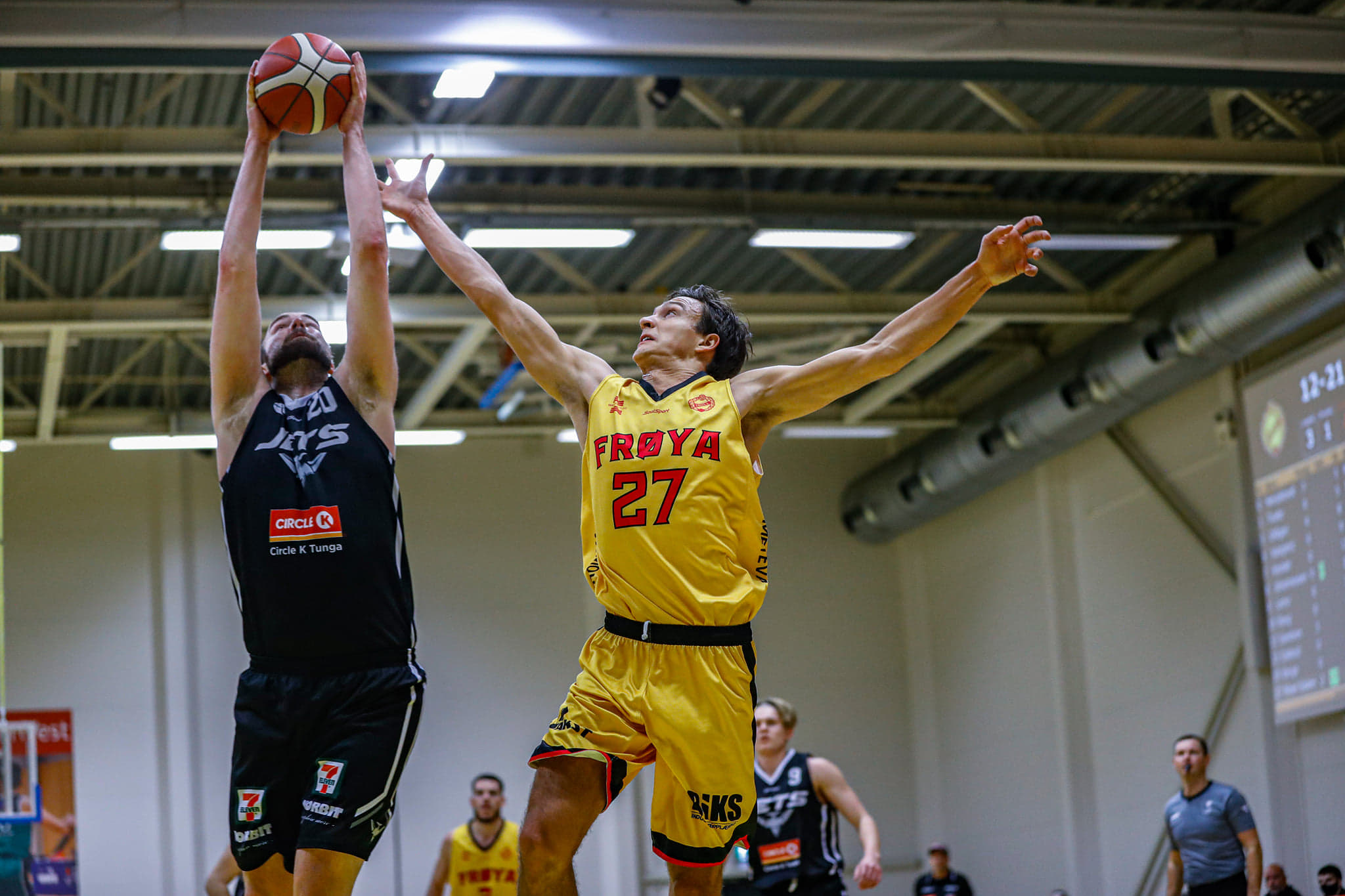 Brage Sørensen fanger en retur i kamp med Thomas Solem. Nidaros Jets presset Frøya helt til sluttsekundene, men måtte se seg slått 75-72.
FOTO: NICHOLAS NORENG 