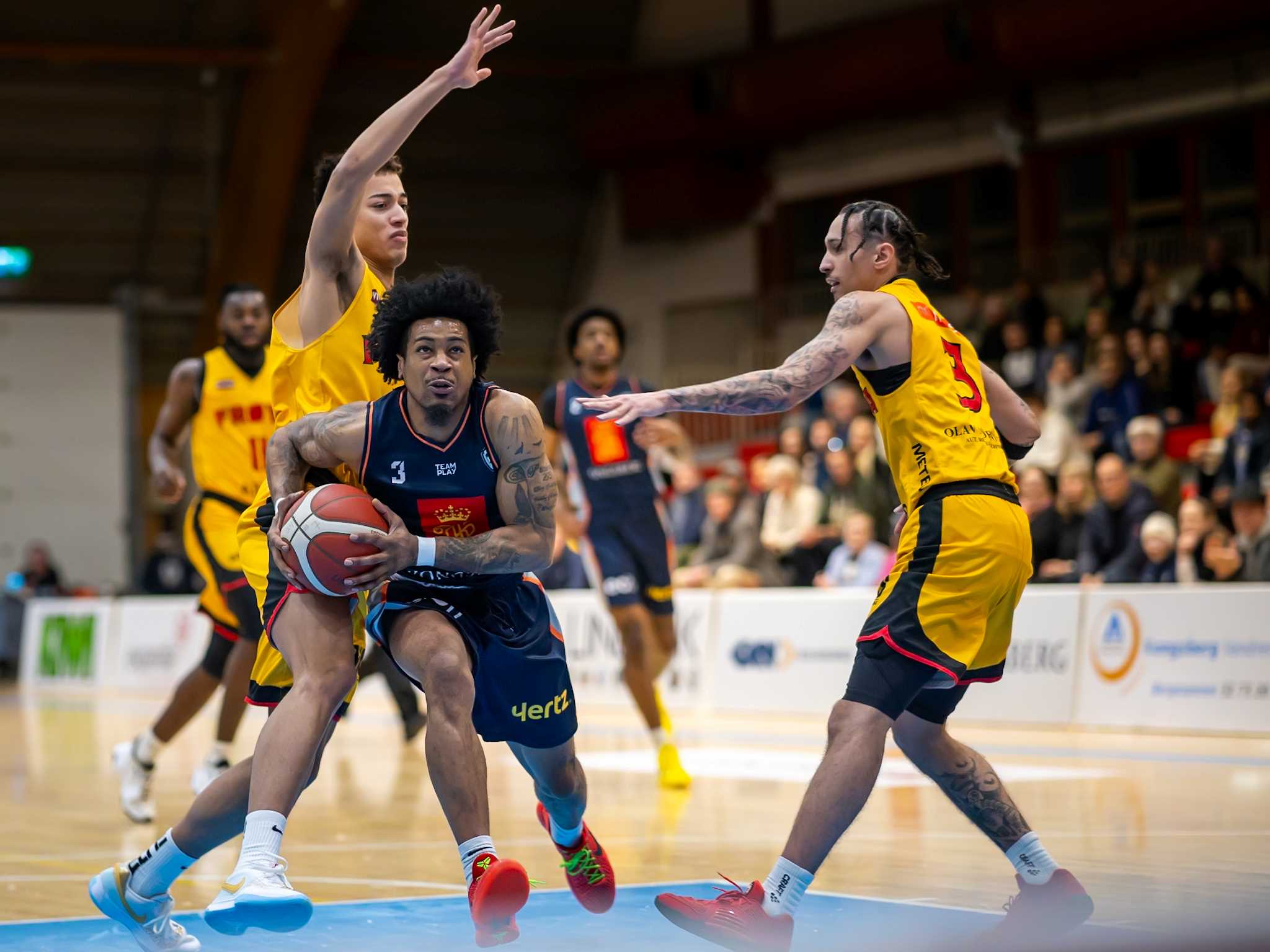 AJ Harris setter fart mellom Etienne Aspevik og tidligere Miners-spiller Valen Tejada og legger to av sine 22 poeng for hjemmelaget. Den amerikanske pointguarden hadde også 9 assists og 4 steals.
FOTO: ESPEN SANDENGEN 