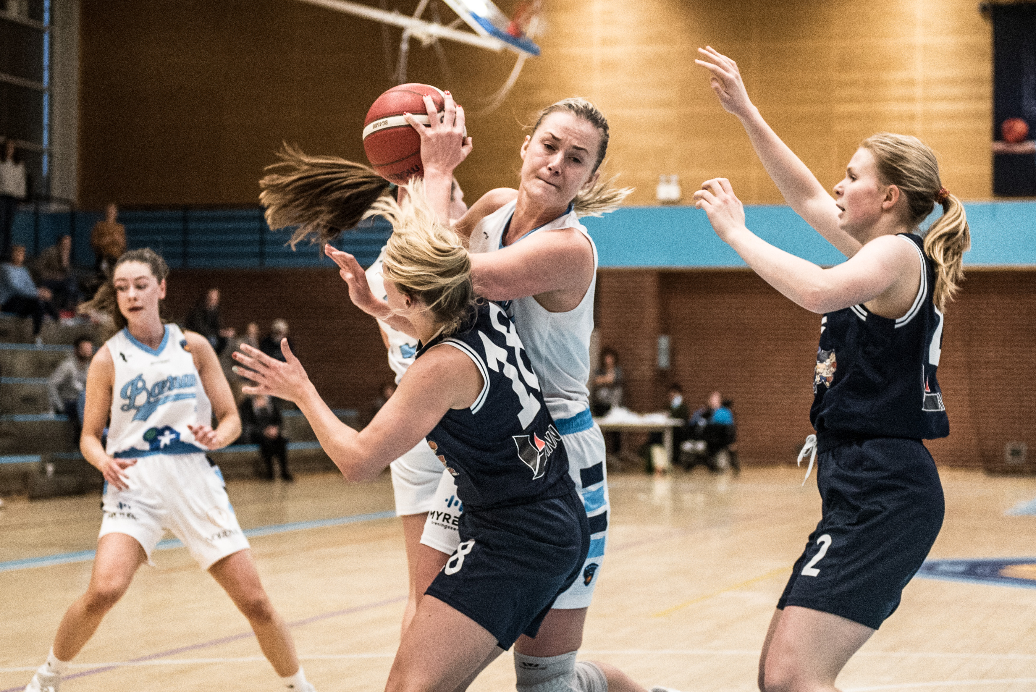 Julie McCarthy prøver å kjempe seg mellom Ulrikke Galtung Døsvig Hoff (til venstre) og Hanna Nordtveit Sand, fra Bærums seier over Bergen Elite (70-61) 1. november. Bærum-centeren topper statistikkene for returtagning, blokker og effektivitet etter første del av BLNO, og er nummer 4 i assists, 5 i scoringer, 6 i straffeprosent og 7 i steals.
Til venstre i bildet ser vi Embla Bøckmann Øvstebø.
FOTO: ERIK BERGLUND   