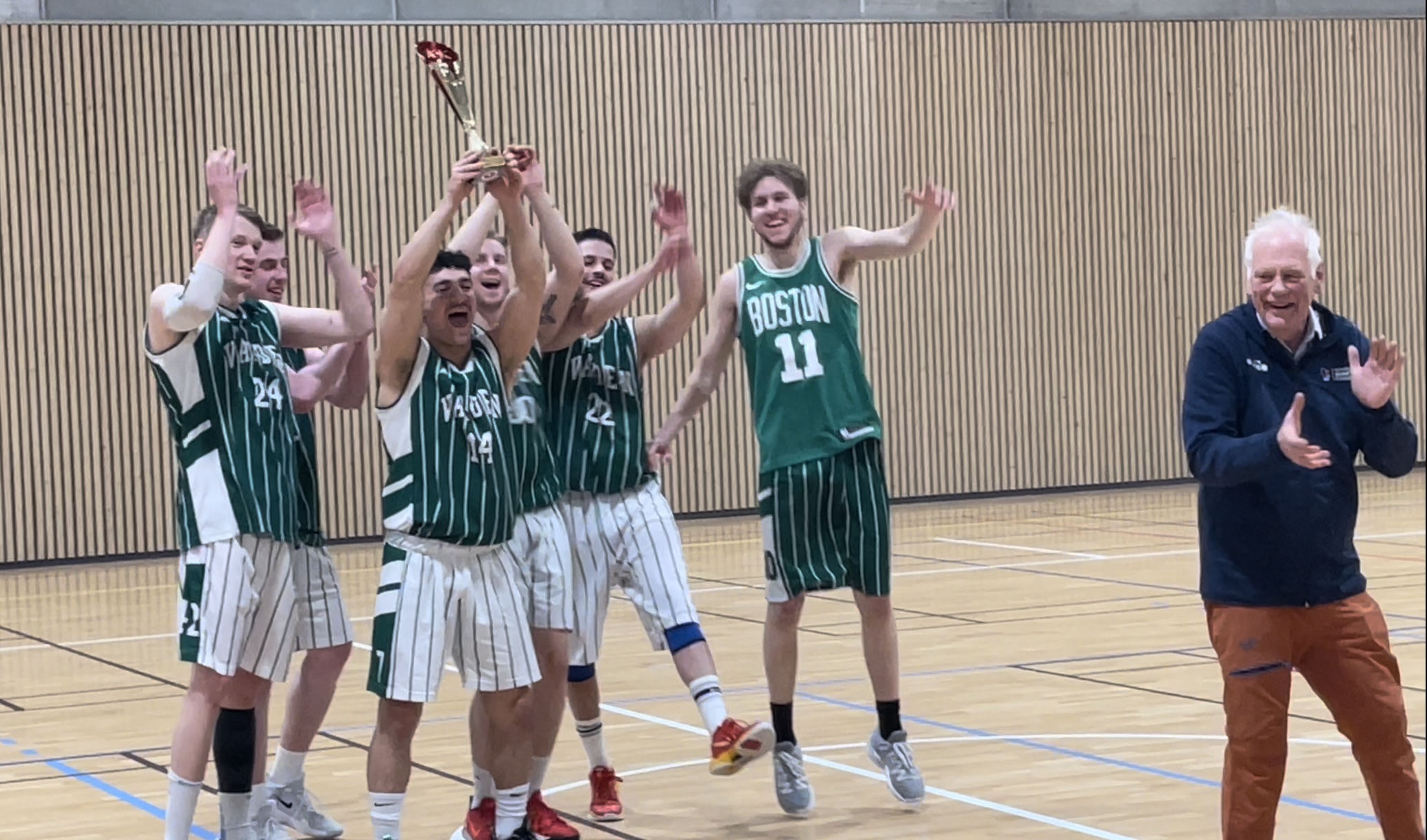 Varden har akkurat mottatt pokalen fra styreleder i NBBF Region Nord Ulf Christensen.
Fra venstre: Håvar Brattli, Aron Finstad, Omar Meknas, Preben Strenge, Markus Petros Karlsen, Trym Engelsen, Ulf Christensen