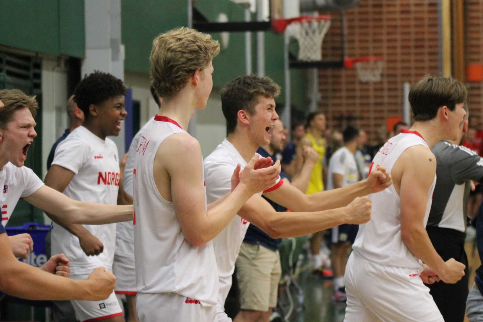 Slutt og norsk seier 78-75 over Sverige for U18-landslaget! Fra venstre ser vi Noah Bye, Gabriel Ögluson, Sivert Nordheim, Ruben Langerød og Kristoffer Teigland.
FOTO: SIVERT RØSEID