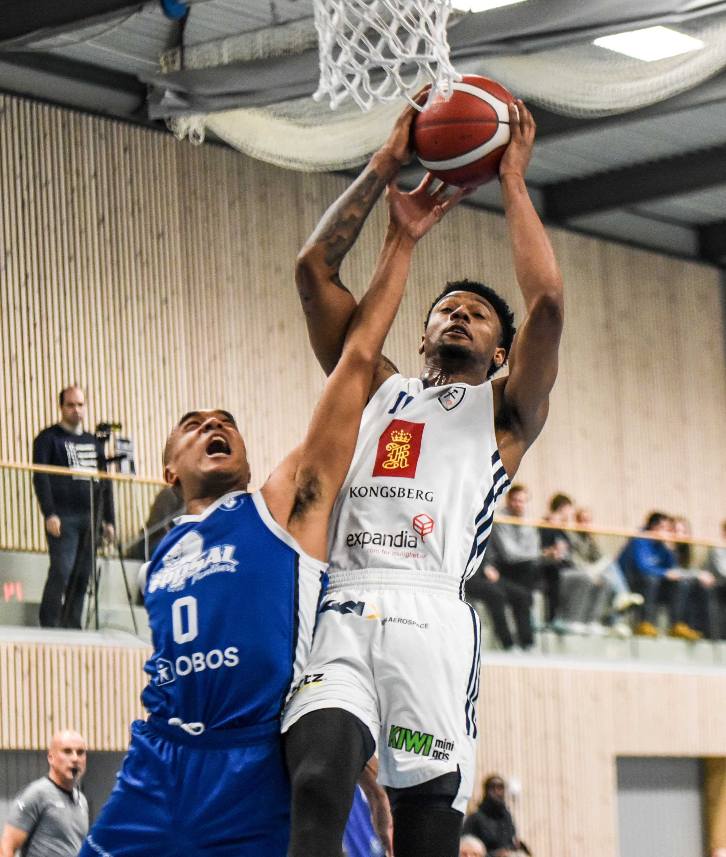 Xavier Green førte an for Kongsberg Miners med 26 poeng og 18 returer. Her kjemper han seg til en avslutning, presset av Oppsal-kaptein Thomas Ble, som var hjemmelagets mestscorende spiller med 22 poeng.
FOTO: ERIK BERGLUND 