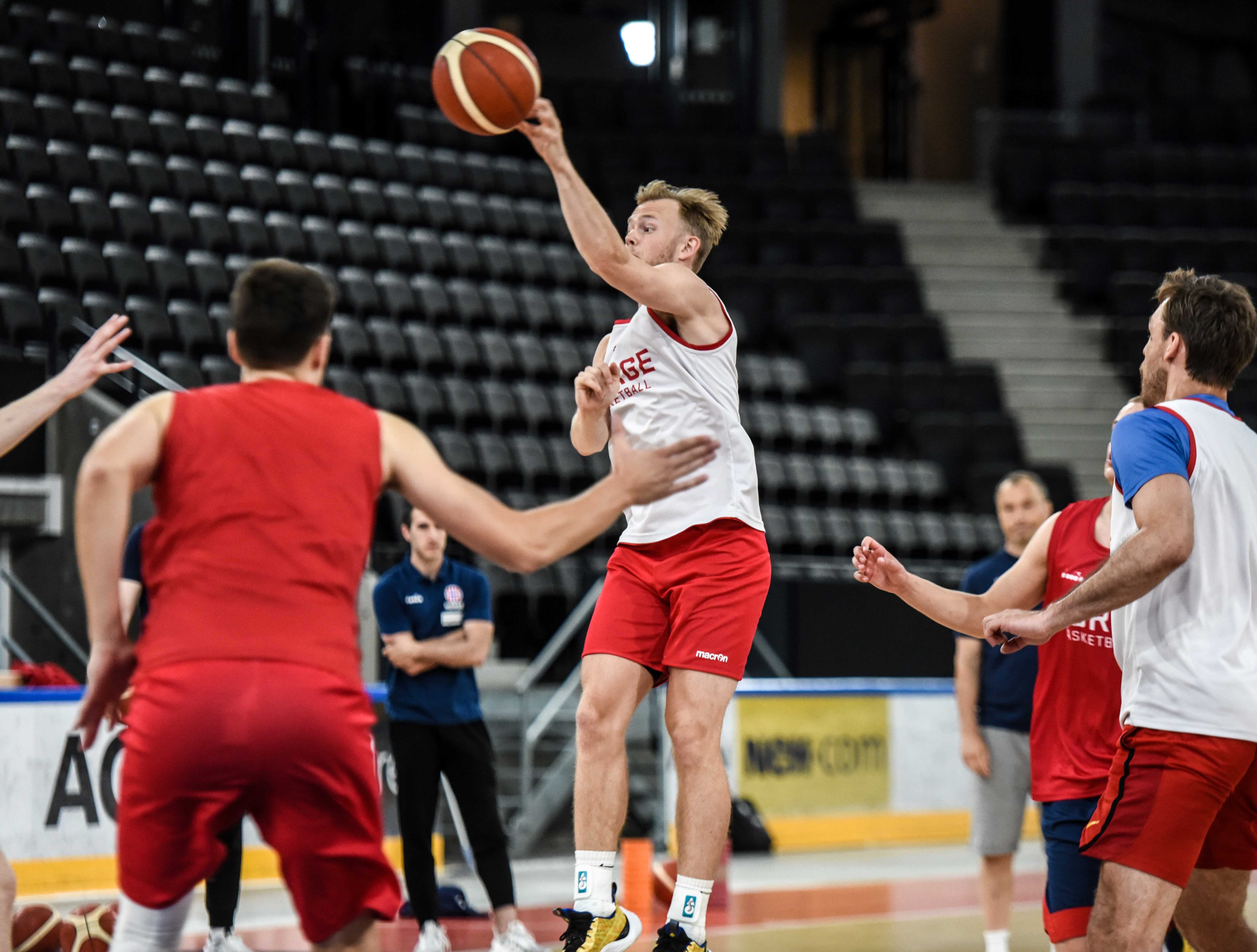 – Vi har mange grunner til å være optimistiske både i morgen og fremover, sier Harald Eika Frey før åpningskampen mot Bulgaria i Varner Arena onsdag. 
FOTO: ERIK BERGLUND 