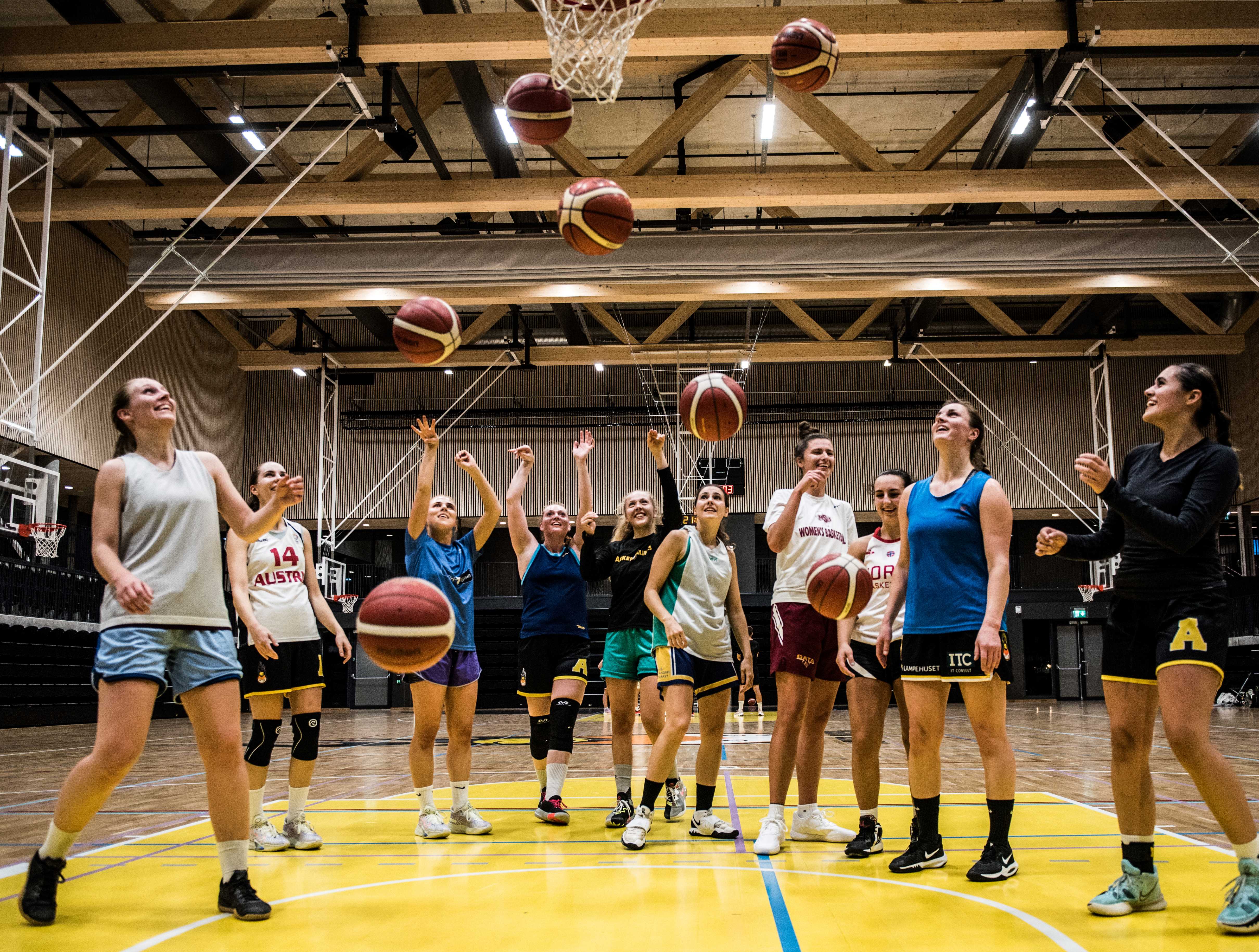 Asker Aliens stiller sterkt i BLNO-sesongen 2022/23. Fra venstre ser vi Kristine Lindholm, Kristine Nyegaarden, Julie Skorpen, Siri Granheim, Andrine Bergseth, Cristina Ferrer Teixidor, Hannah Reynolds, Mina Zinchenko, Ingrid Selvik og Teodora Borojevic.
FOTO: ERIK BERGLUND 