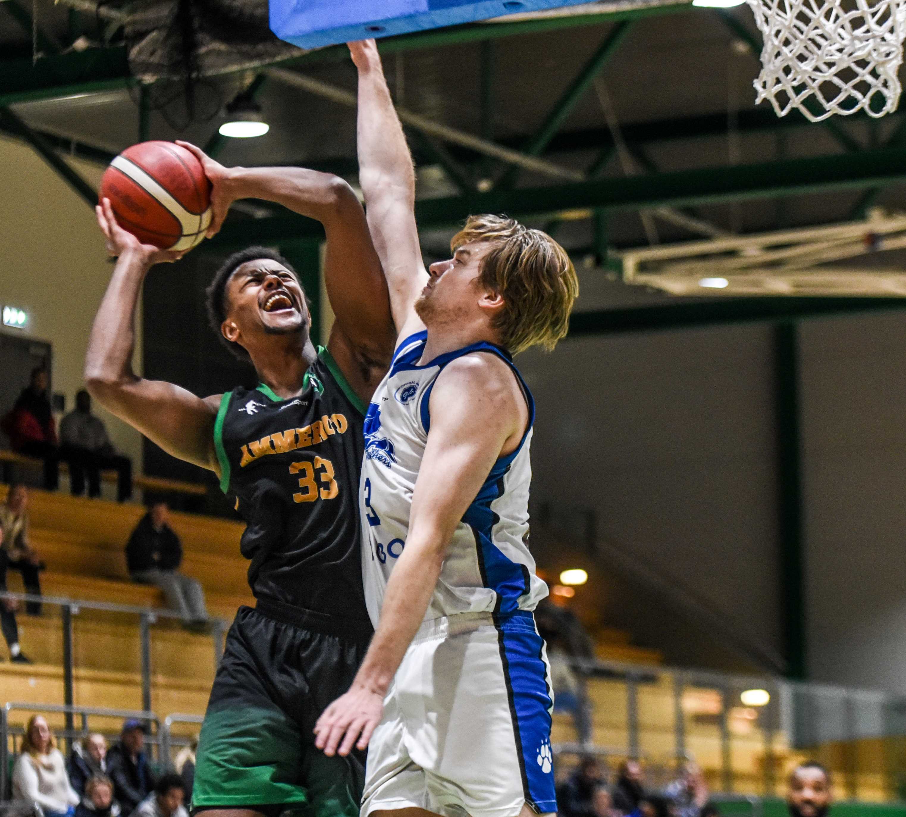 Oliver Visnes hadde 13 poeng da Ammerud slo Oppsal 101-87 lørdag. Her i aksjon mot Jonathan Linnestad i lagenes møte på Apalløkka i desember.
FOTO: ERIK B. BERGLUND 