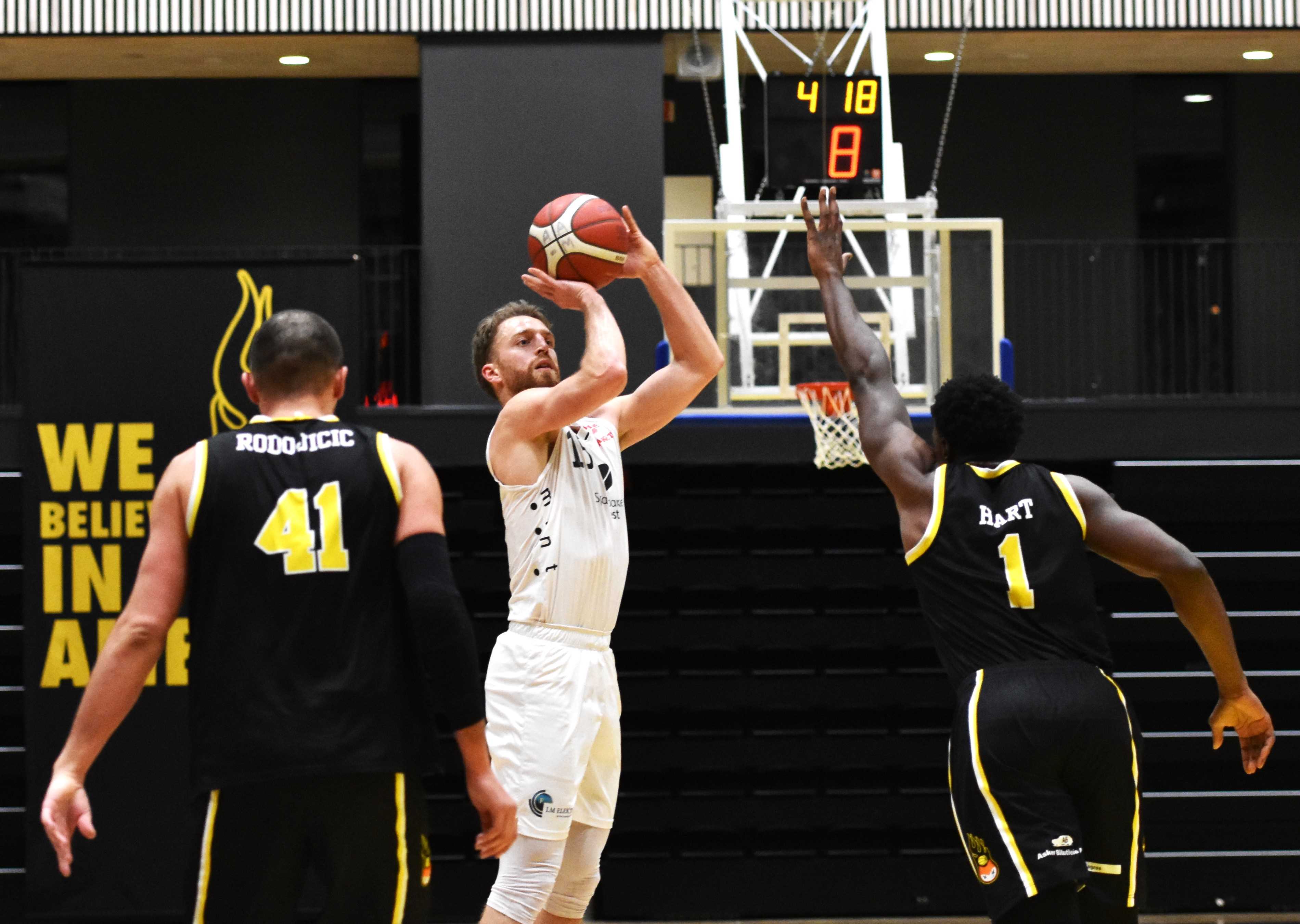 Mikkel Kolstad satte 7 av 12 trepoengere og ble toppscorer med 28 poeng da Gimle slo Asker Aliens 83-72. Her fyrer han løs over Joshua Hart, med Petar Radojicic til venstre.
FOTO: MARIANNE MAJA STENERUD 