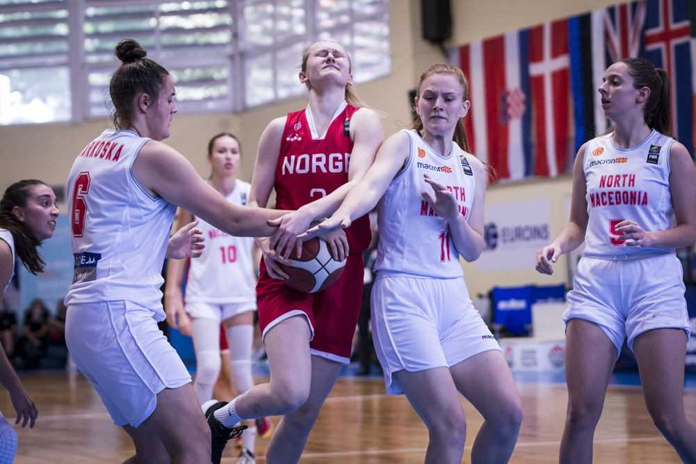 For fjerde gang på sju EM-kamper ble Aurora Sørbye norsk toppscorer, denne gang med 15 poeng. Her utfordrer Ulrikens 05-guard med alle Nord-Makedonias spillere rundt seg, blir feilet og sendt til straffelinja. Akkurat der var hun B-EMs sjette beste - med 76,7 prosent treff etter 23 av 30. Sørbye var også nummer 4 i steals i mesterskapet.
FOTO: FIBA.COM  