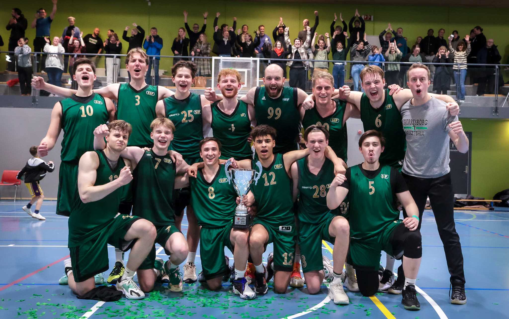 Sverresborg kunne juble for seriemesterskapet i 1. divisjon etter 94-91 over Ullern i den siste og avgjørende kampen. Bak fra venstre Bo Skarland Schønberg, Tor Anders Ringen, Jesper Skarland Schønberg, Fredrik Darre Seip, Brage Vejlgaard Sørensen, lagkaptein Vegard Dischington Tøfte, Jørgen Kjesbu og coach Christian Dischington Tøfte. Foran fra venstre Johan Edvard Karlsen, Fredrik Tystad Løvseth, Fedor Paramonov, Hallgrim Kiludidi Resheim, Mikkel Måøy Thorsø og Kevin Brandon Alvez Raaen.
FOTO: HUGO DE LA PLAZA 