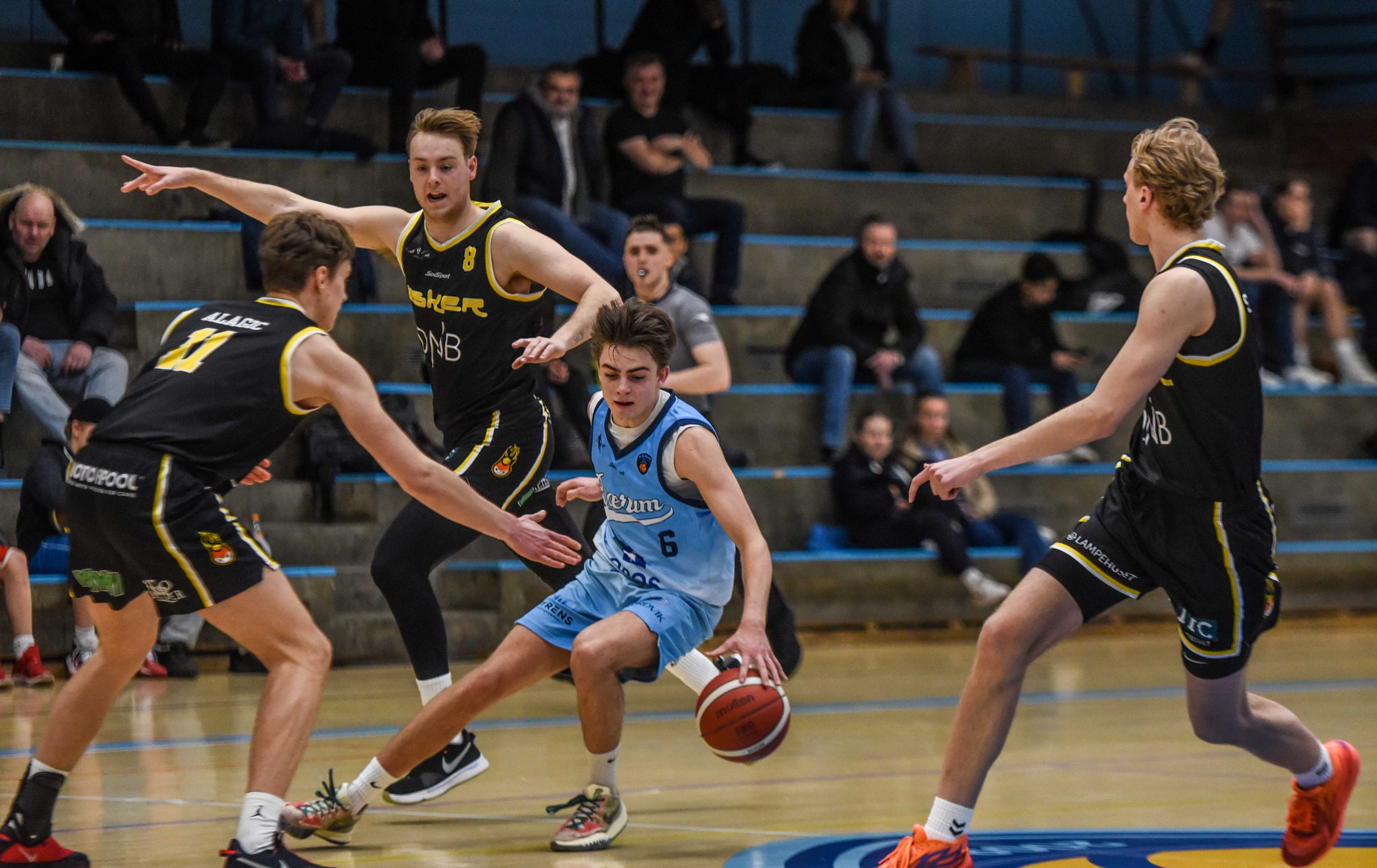 Oscar Hellebust fikk etter hvert mer oppmerksomhet fra Asker Aliens-forsvaret, men endte likevel med 31 poeng etter å ha satt 7 av 12 trepoengere, 3 av 7 topoengsskudd og 4 av 5 straffer - i tillegg til 4 steals og 2 assists. Her er det Eldar Alagic (til venstre), Jørgen Kjesbu og Niklas Sandström som passer på 16-åringen.
FOTO: ERIK BERGLUND 