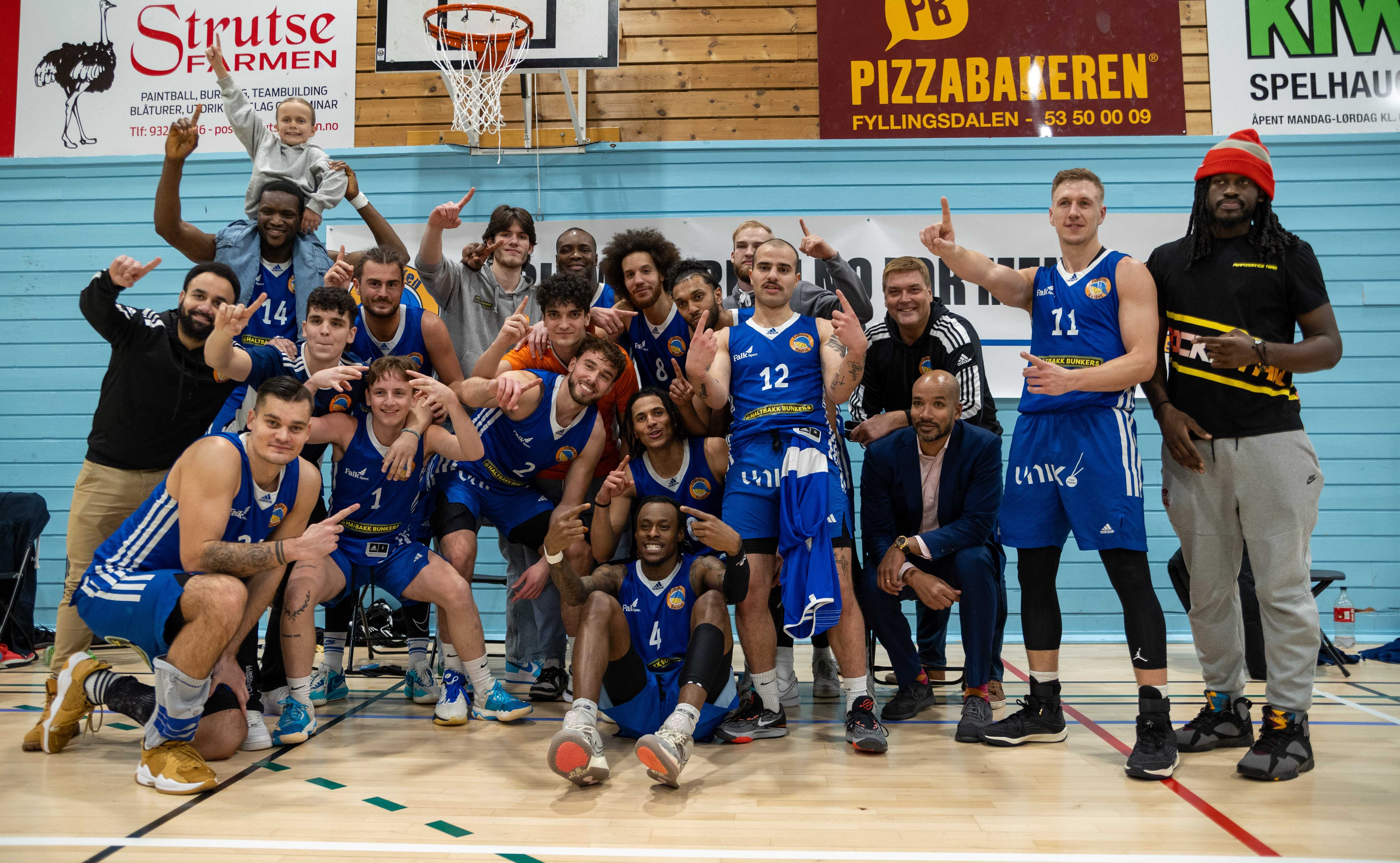 Fyllingen-jubel etter at seriegullet var sikret med 123-71 over Ammerud. Bak fra venstre Hassan Ali, Haji Jawara med superfan Leah (7) på skuldrene, Eduard Valean, Christian Mikkelsen Skagen, Jovan Radulovic, Alexandru Hanea (foran i orange trøye), Peter Bullock (bak), Eric Fongué, Shakil Khan, Edvard Aamodt Kristiansen (bak), Kardokh Nikpour, coachene Per Fedje (bak) og Calix Black Ndiaye, Nikolas Skouen og Isaac Likekele. Foran fra venstre Ivars Zvigurs, Geraldas Pliauga, Nicolas Gundersen Ballone, Lars Fredrik Espe (bak) og Terrell Brown sittende foran.
FOTO: BRAGE TITLESTAD 