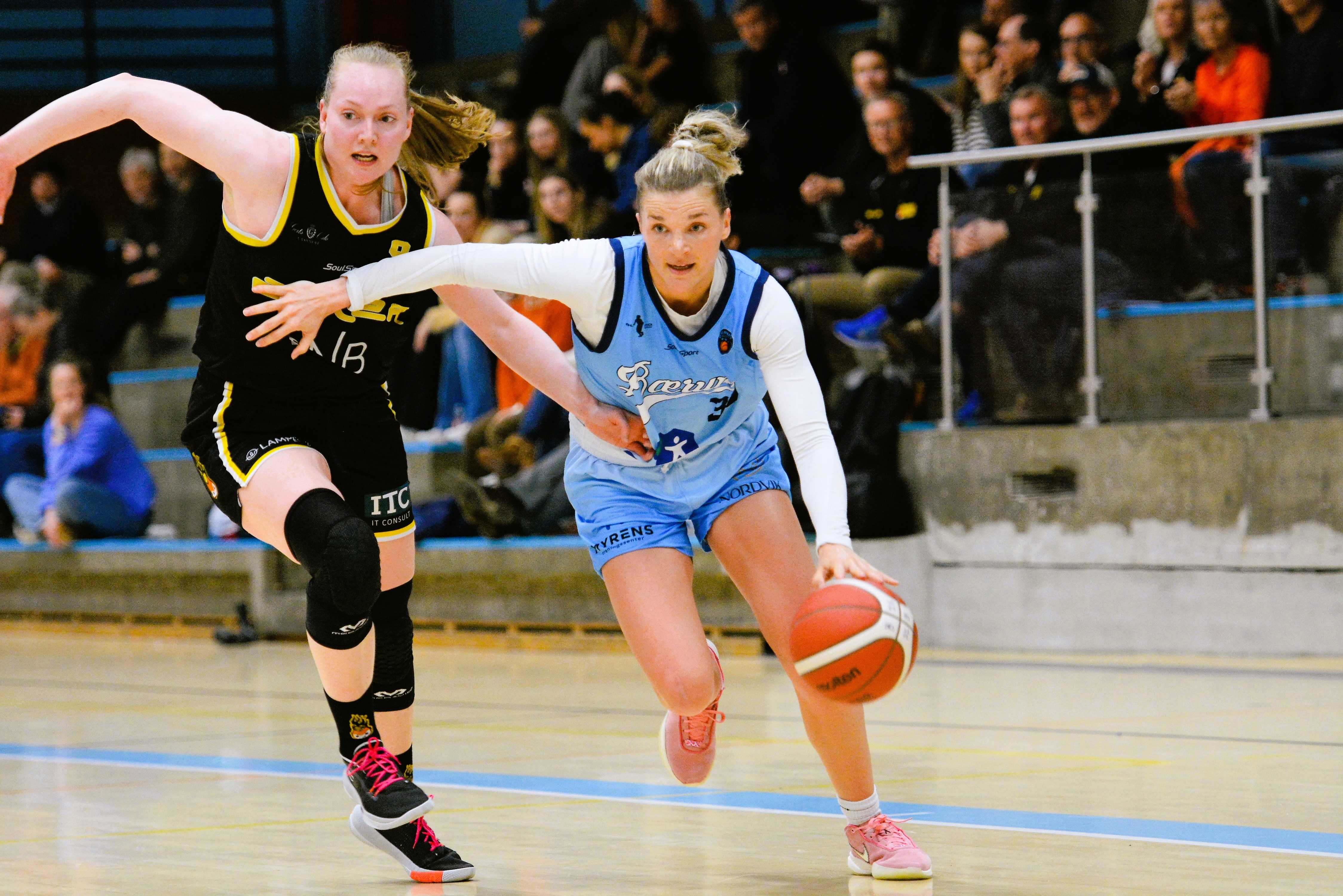 Abbey Hoff var semifinalens ledende spiller og endte på 31 poeng, 5 returer, 4 assists og 4 steals da Asker Aliens ble slått 84-68. Her er Bærum-guarden i en drive mot Asker-kaptein Siri Granheim.
FOTO: MARIANNE MAJA STENERUD 