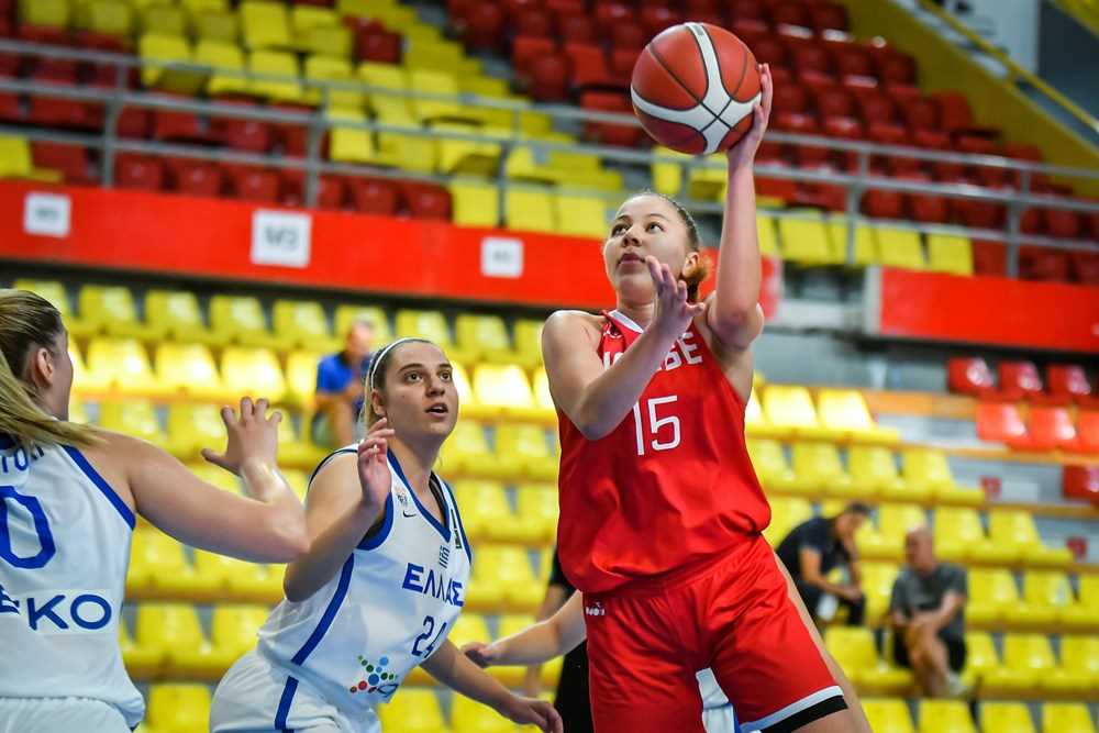 Karyn Sanford blir en viktig spiller for Norges lag som er med i nordisk og B-EM for U20 denne sesongen. Her er den tidligere Ulriken-spilleren i aksjon mot Hellas under U20-EM i Skopje i juli i år. Den 18-årige guarden spiller nå for University at Albany i NCAA Div. 1.
FOTO: FIBA.COM 