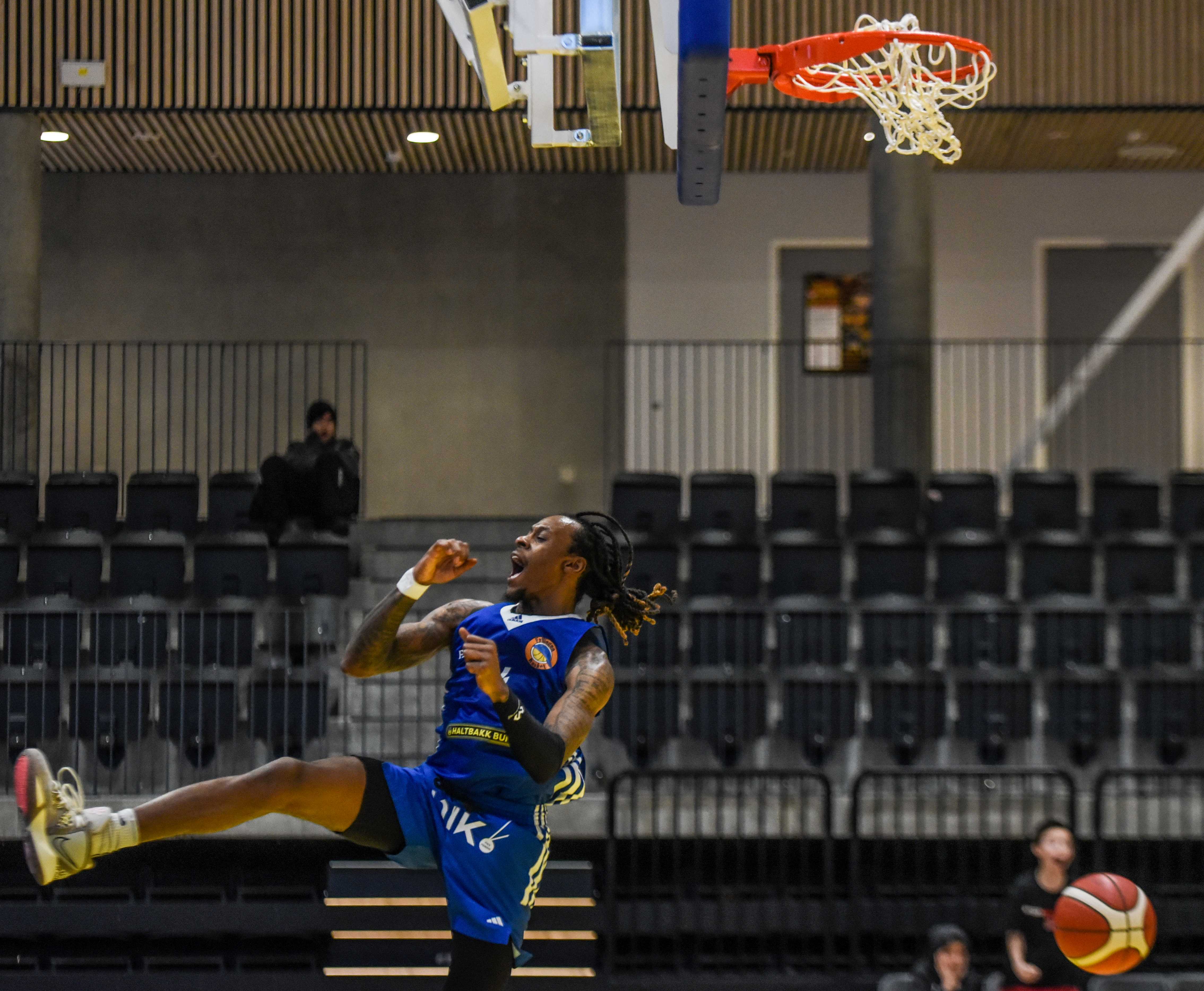 Terrell Brown jubler etter å ha hamret inn 43-26 til Fyllingen med en dunk tidlig i andre periode i Leikvollhallen, på slutten av gjestenes 13-0-run som gjorde slutt på all spenning i kampen. Ligaens toppscorer endte denne gang med 36 poeng og hadde i tillegg 10 returer, 4 assists og 3 steals.
FOTO: ERIK B. BERGLUND 