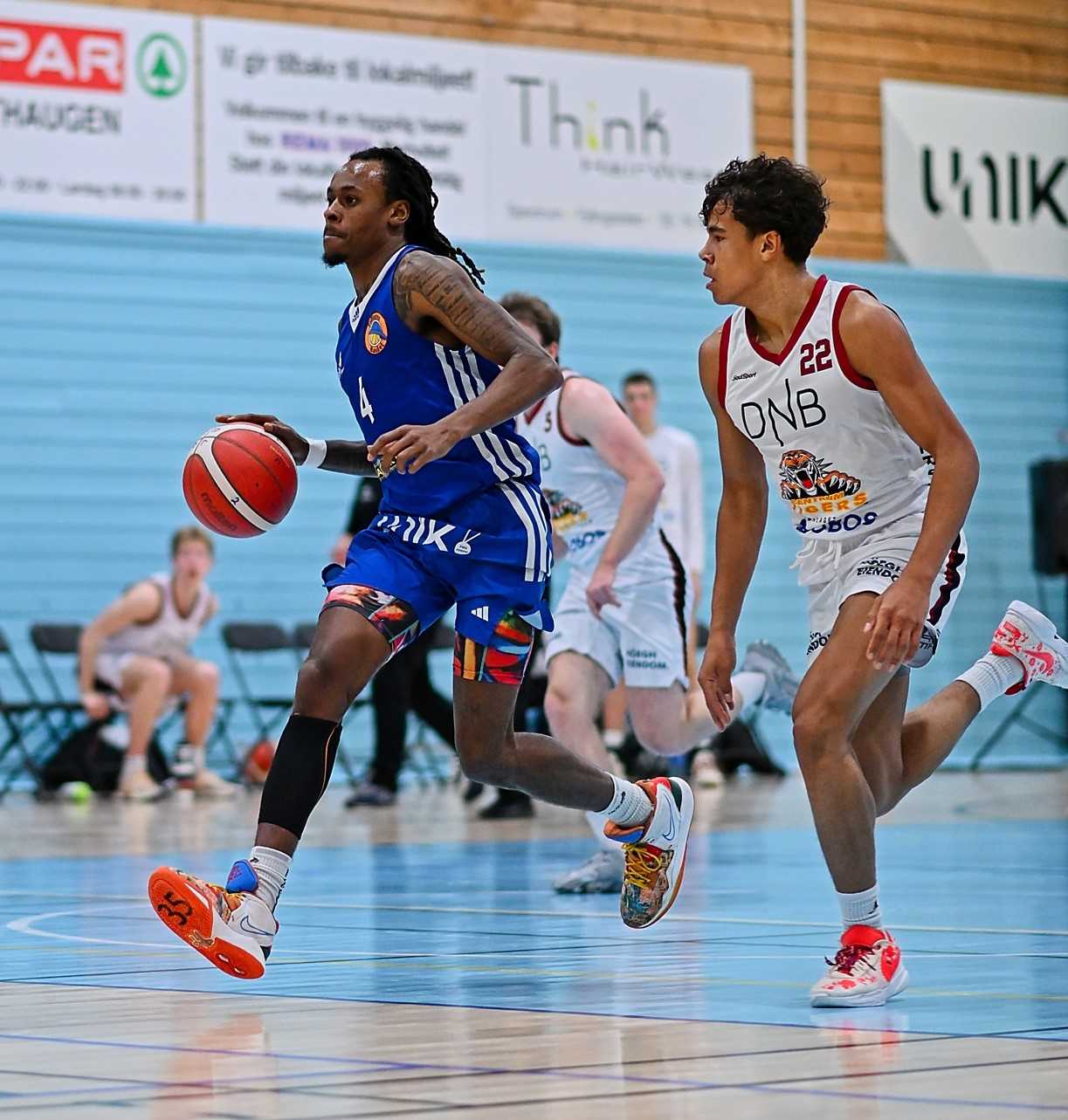 Terrell Brown snitter på 30 poeng i BLNO og nådde sesongrekord med 51 da Centrum Tigers ble slått 111-86 søndag. Her med Elias Demoniere og Øyvind Torsetnes (bak) i forsvar i lagenes møte i Fyllingsdalshallen i desember.
FOTO: KJELL EIRIK HENANGER 