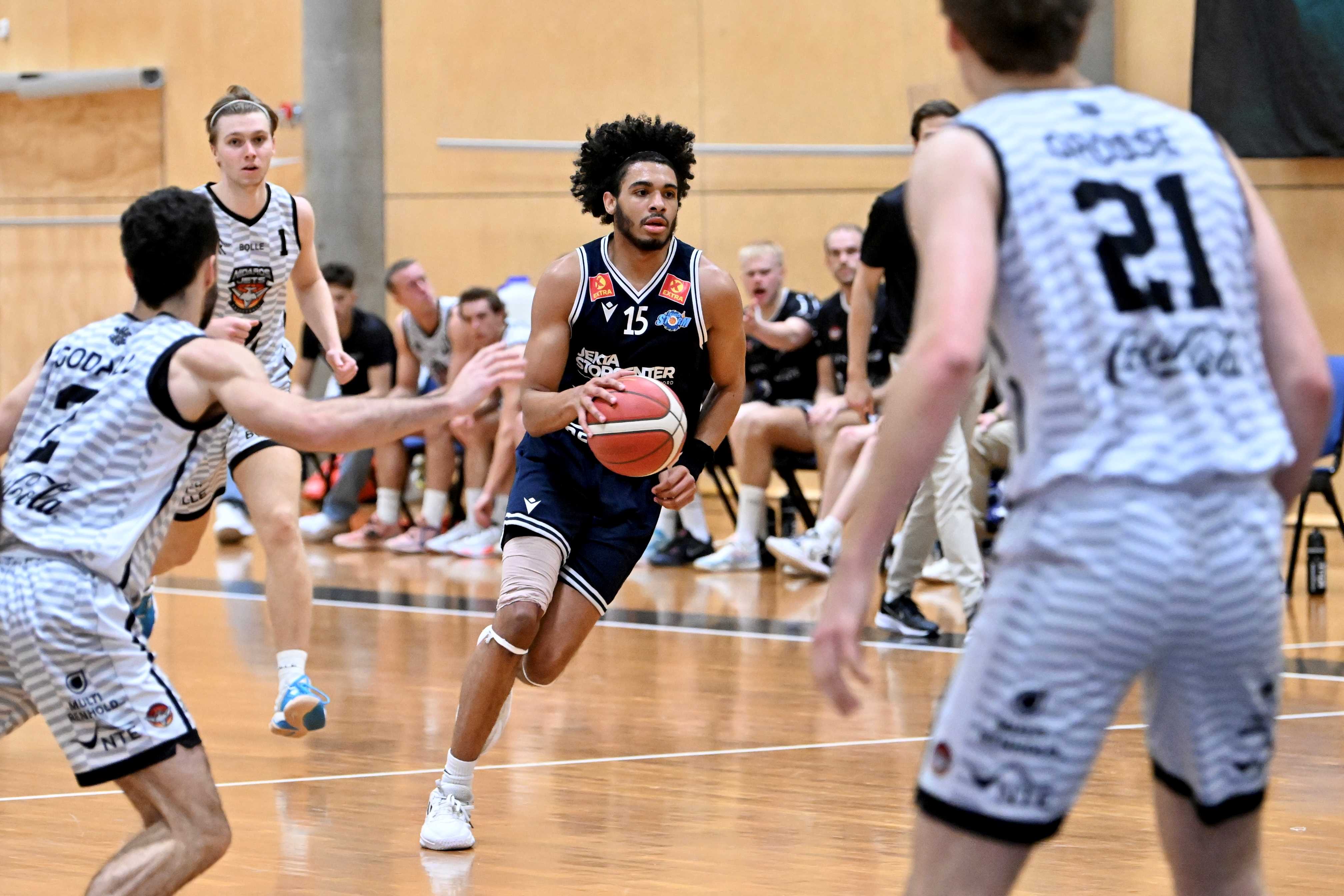 Xavier Fuller setter fart mellom tre Nidaros-spillere, Bernat Godall (til venstre), Mats Bergsjordet (bak) og Emil Grosse. Tromsø Storms amerikaner endte med 20 poeng, 7 returer, 5 steals og 3 assists.
FOTO: LARS RUNE SKAUG 