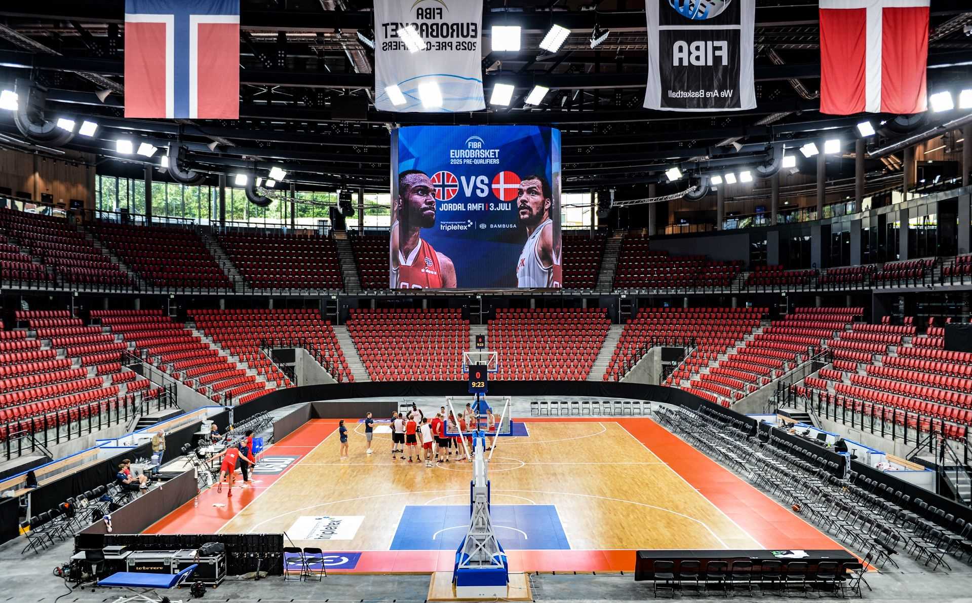 Tomme seter da landslaget trente på Jordal Amfi lørdag, men i kveld fylles arenaen med norske basketfans når Norge møter Danmark i gruppefinale.
FOTO: ASTRID HAGLAND GJERDE 