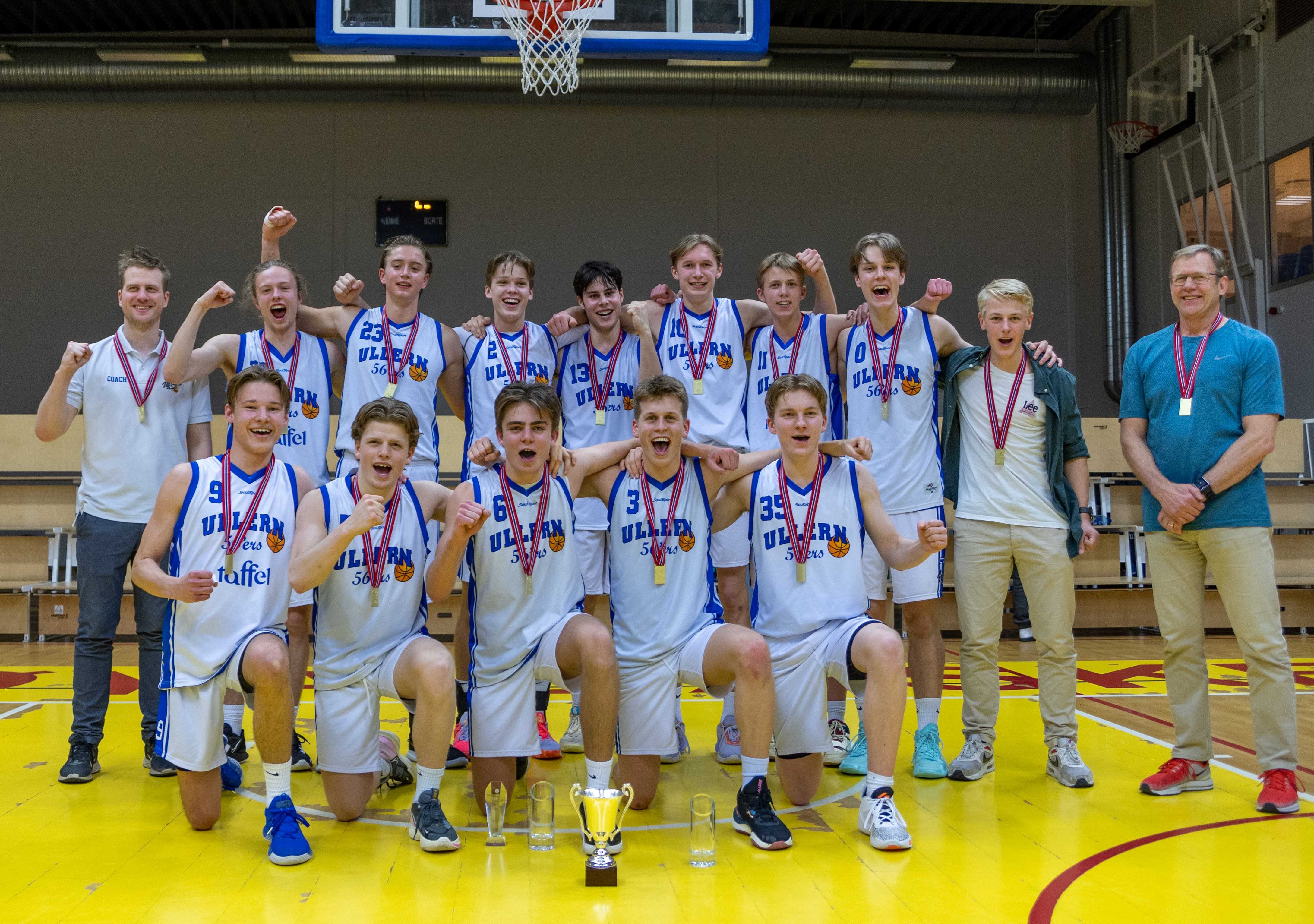 Ullerns norgesmestre i U19-klassen 2023. Bak fra venstre coach Eirik Ljostveit, Julian de Faveri, Vilji Alexandersson Wiik, Thomas Ervik, Scott Priestley, Fredrik Kleivdal, Nikolai Bonde Aanesen, Emil Unnli, assistant coach Fredrik Lie og assistant coach Ståle Frey. Foran fra venstre lagkaptein Mats Hågå Christophersen, Henrik Schneidt, Oscar Hellebust, Jacopo Fanin og Henrik Sollie.
FOTO: BRAGE TITLESTAD 