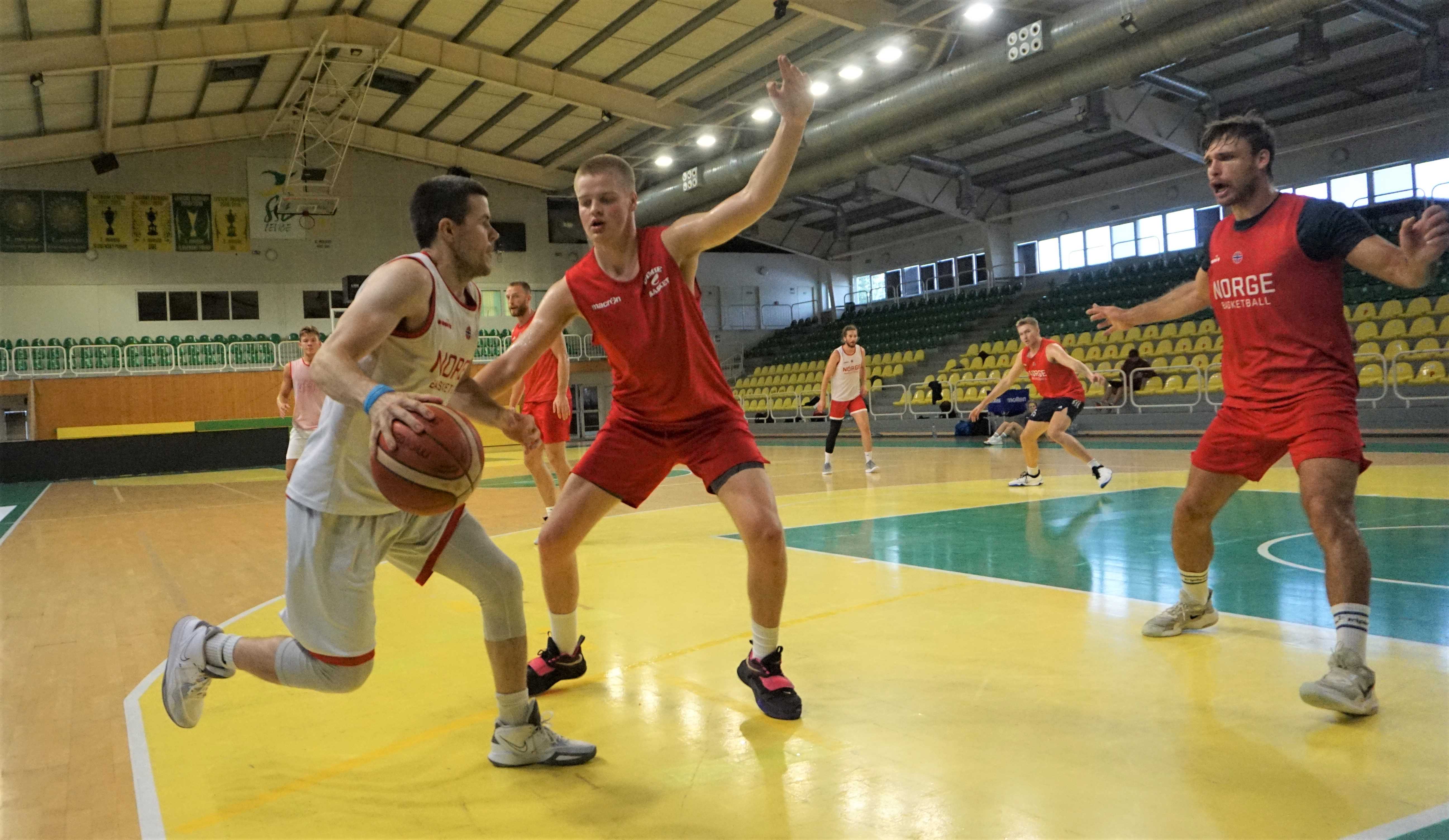 Landslagskaptein Stian Mjøs dekkes av Jørgen Odfjell på trening i Levices sporthall onsdag. Her åpner Norge 2. runde i prekvalifiseringen for 2025-EM mot Slovakia torsdag kveld. Til høyre i bildet er Sjur Dyb Berg, bak til høyre ser vi Haakon Ullrich og deretter Torgrim Sommerfeldt, Mikkel Kolstad og Reidar Greve.
FOTO: ARILD SANDVEN 