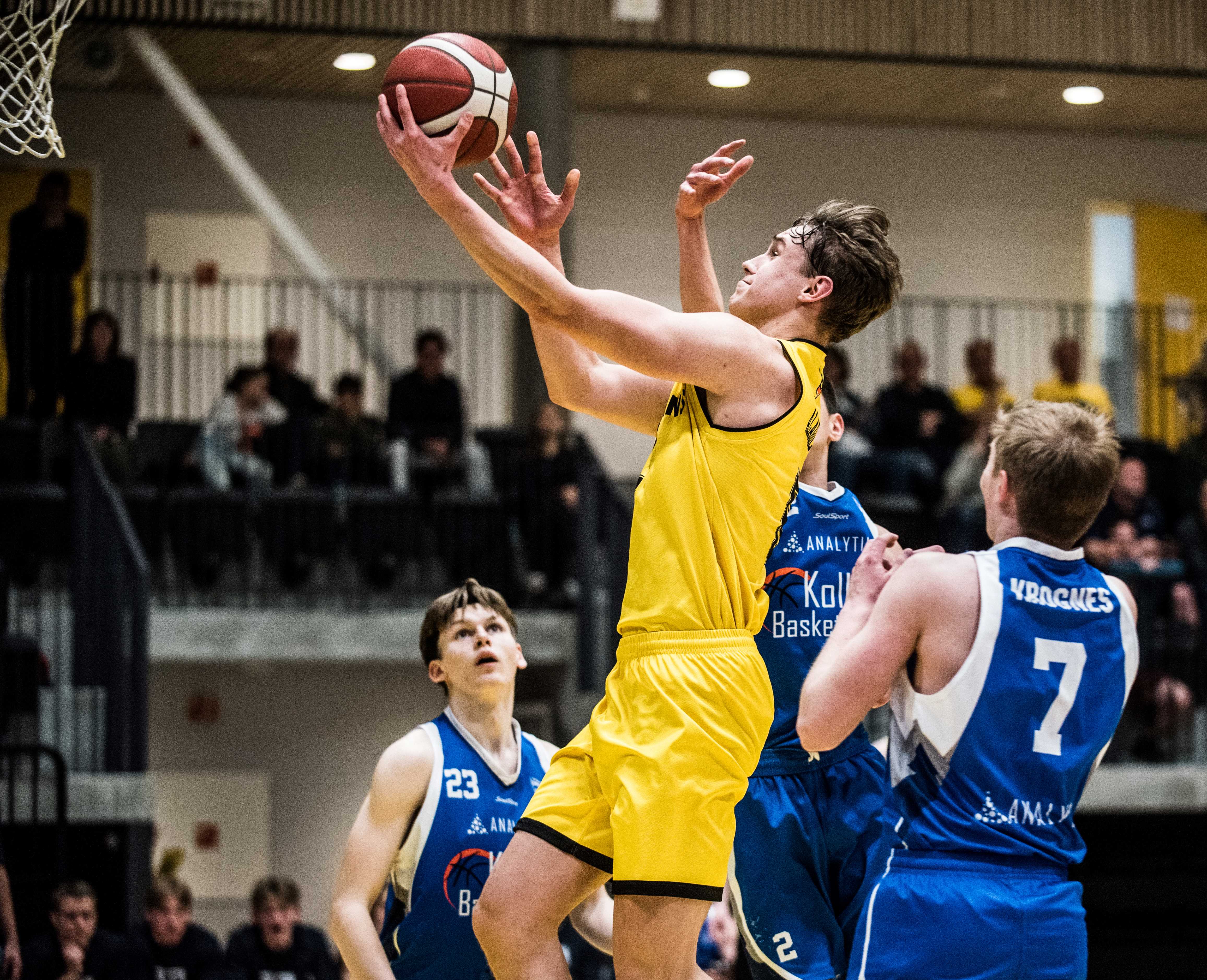 Eldar Alagic ble nærmest ustoppelig og endte på 37 poeng i NM-finalen mot sine tidligere lagkamerater. Her er Asker-guarden i en sterk drive med tre Kolbotn-spillere rundt seg, fra venstre Jonas Øye Hansen (nr 23), Ole Grindvik Nielsen (delvis skjult) og Erlend Krognes.
FOTO: ERIK BERGLUND 