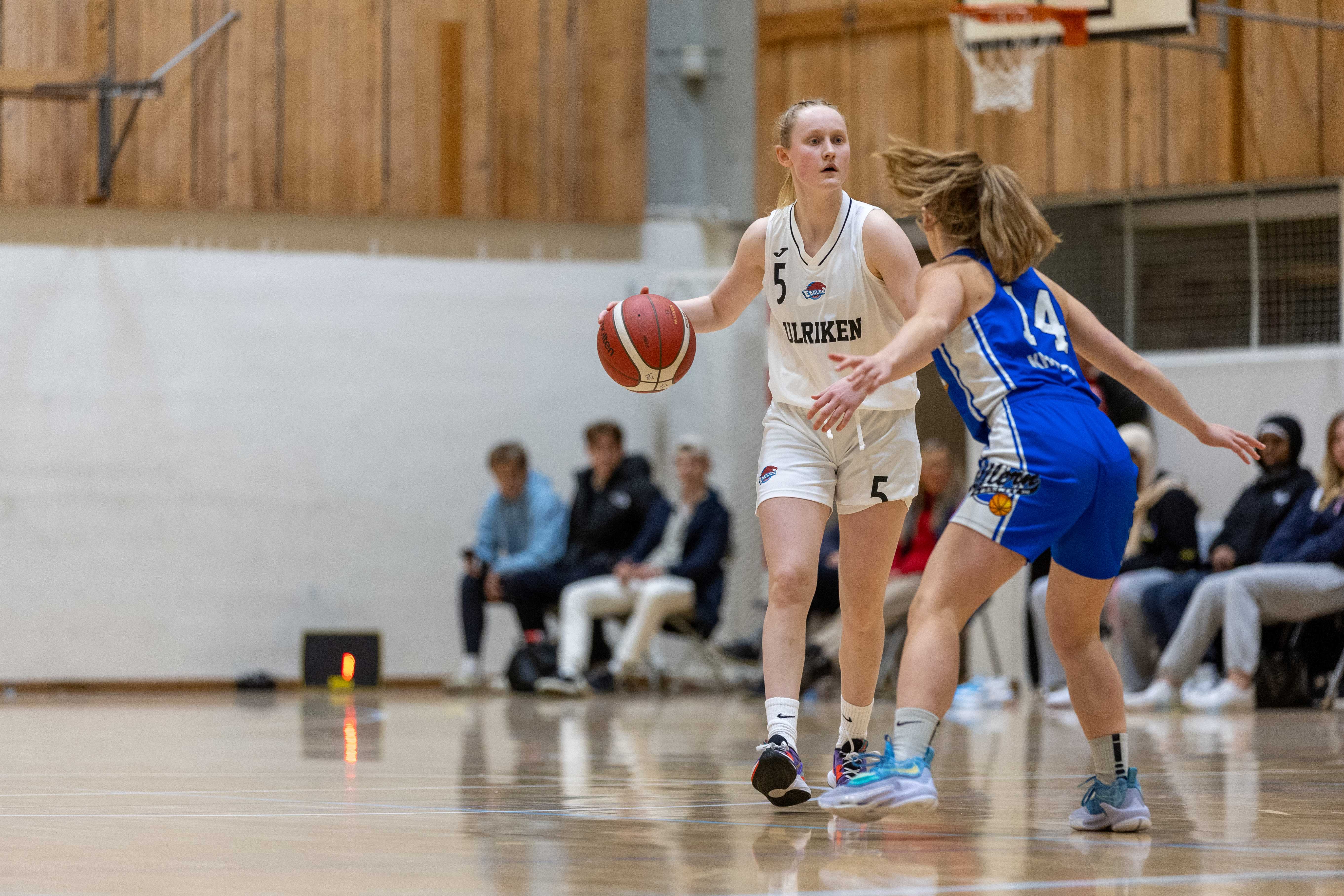 Aurora Sørbye var den store spilleren i Landåshallen og endte med 32 poeng, 8 returer, 5 assists og 3 steals. Her med Marika Kromberg Underwood i lagenes møte i samme arena 19. november. 
FOTO: BRAGE TITLESTAD 