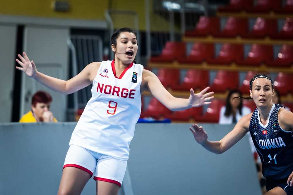 Celine Klett leverte sin beste kamp hittil i EM og satte fart på Norge da hun kom fra benken og la en trepoenger og en vakker floater. Her dekkes Ulriken-guarden opp av Slovakias Kamila Jarosova.
FOTO: FIBA.COM