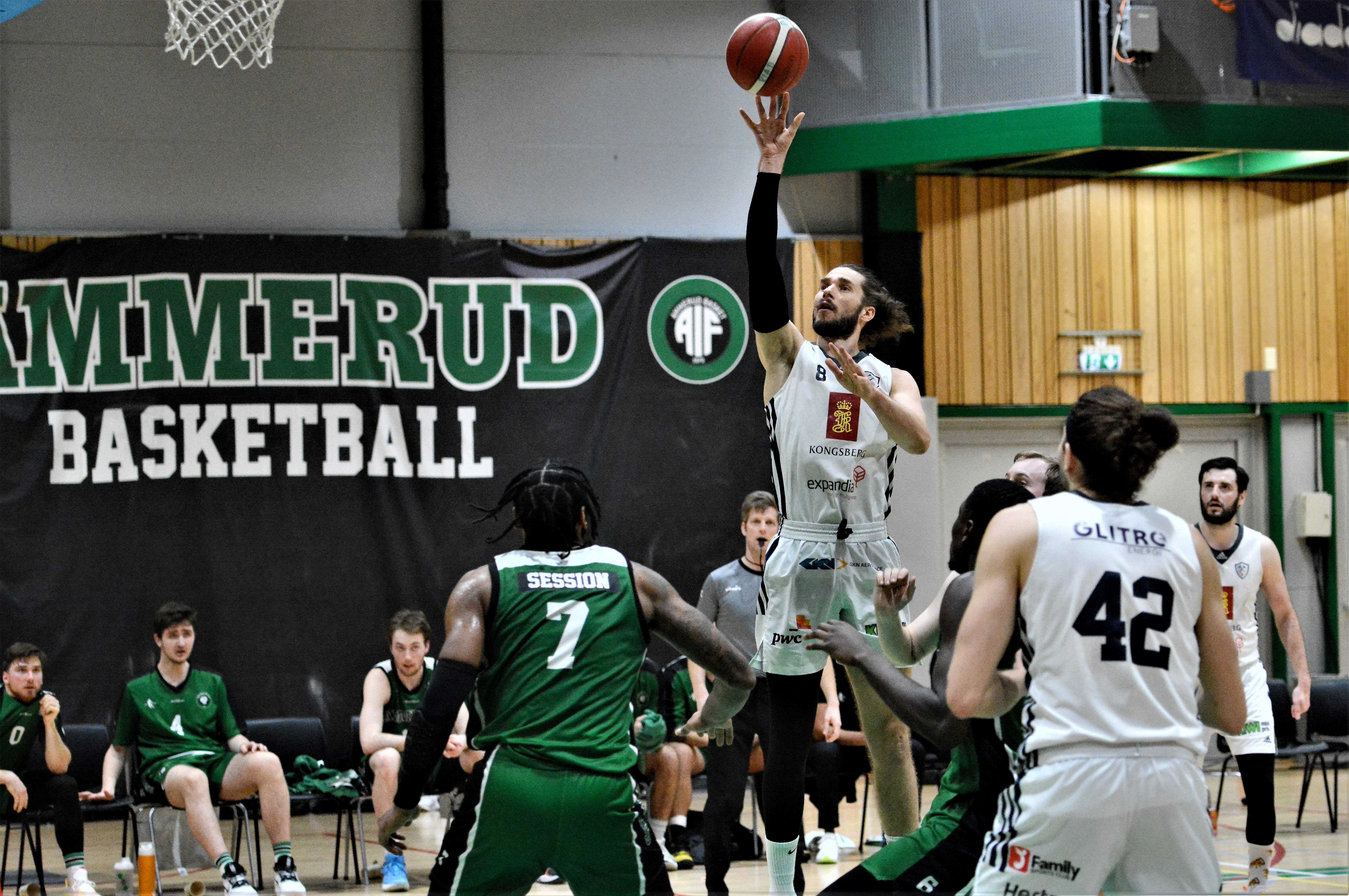 Torgrim Sommerfeldt sørget for både 96-94 og matchvinnerscoringen til 98-96 for Kongsberg Miners i siste minutt av kampen mot Ammerud. Her er landslagsguarden med en floater tidligere i fjerde periode. Med ryggen til er fra venstre Jordan Session, Mustafa Dibba (delvis skjult) og Marin Mornar. Bak til høyre ser vi Ognjen Nisavic og i midten bak er dommer Filip Szczesny.
FOTO: MARIANNE MAJA STENERUD 