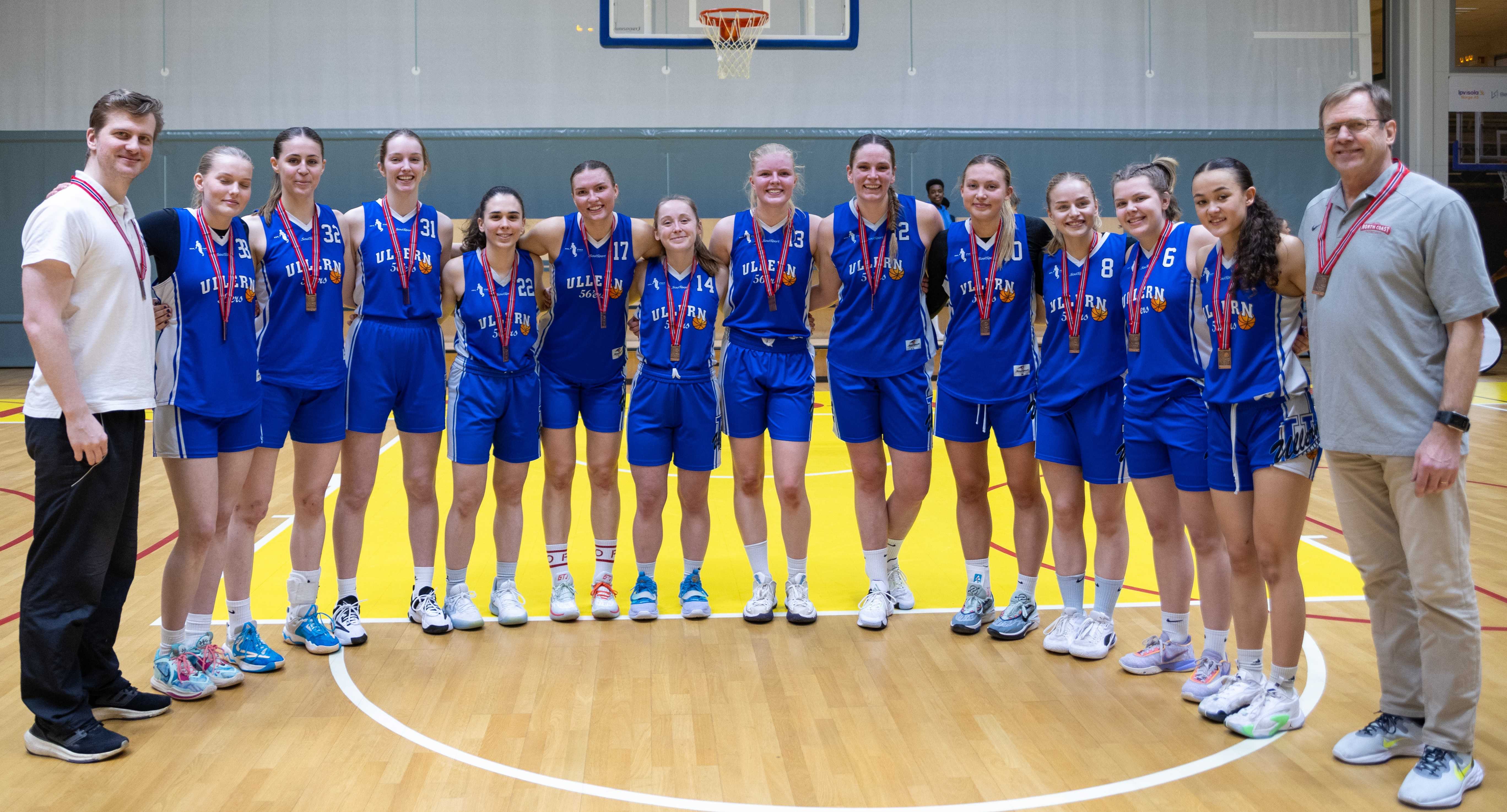 Ullerns spillere og trenere med bronsemedaljer etter 57-44 over Bærum i Frøya Arena søndag. Fra venstre assistant coach Eirik Ljostveit, Hannah Tomren Kristoffersson, Sophia Priestley, Helena Eckhoff-Eliassen, Micol Torresani, Maren Mildestvedt, Marika Kromberg Underwood, Vilde Havnes, Tori Solberg Halvorsen, Fanny Dyngeland-Sundén, Malin Schneidt, Camilla Wold Wægger, Aurora Grieg Toyomasu og coach Ståle Frey.
FOTO: BRAGE TITLESTAD 