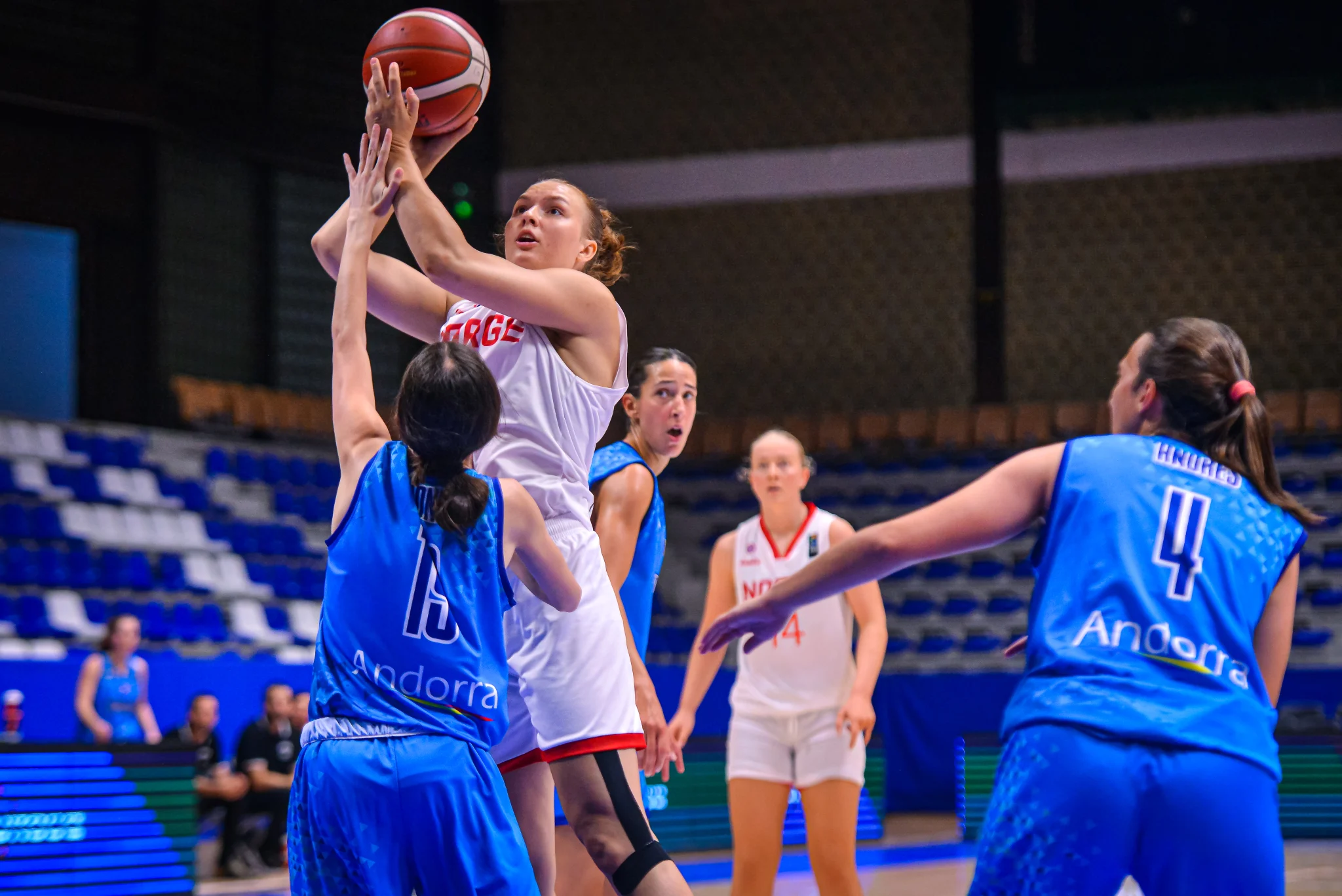 Maren Mildestvedt var Norges ledende spiller med 13 poeng og 10 returer. Her går hun på skudd med tre Andorra-spillere rundt seg.
FOTO: FIBA.COM 