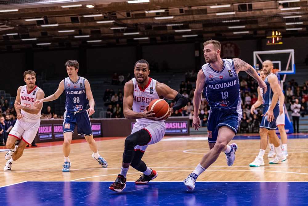 Chris-Ebou Ndow startet kampen i stor stil og hadde 12 poeng da Norge ledet 20-12 like før slutt i første periode. Her driver han mot kurven med Jakub Mokran som oppasser. Mokran ble kampens mest effektive spiller med 18 poeng og 12 returer. Til venstre i bildet er Sjur Dyb Berg og Timotej Malovec.
FOTO: ASTRID HAGLAND GJERDE 