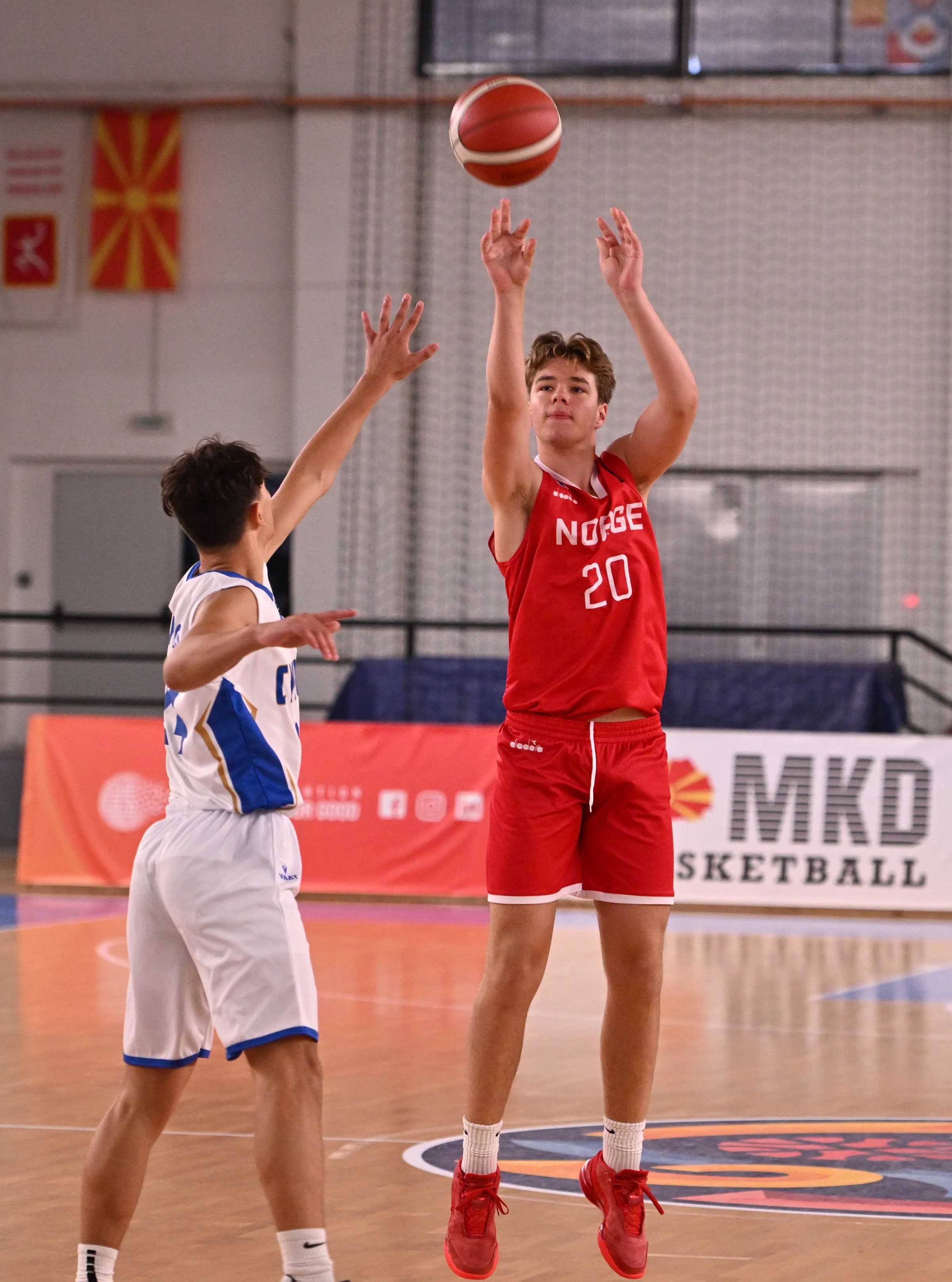 Nordahl Farstadvoll-Furnes fra EB85 prikket inn 5 av 10 trepoengere og ble toppscorer med 17 poeng mot Kypros.
FOTO: FIBA.COM 