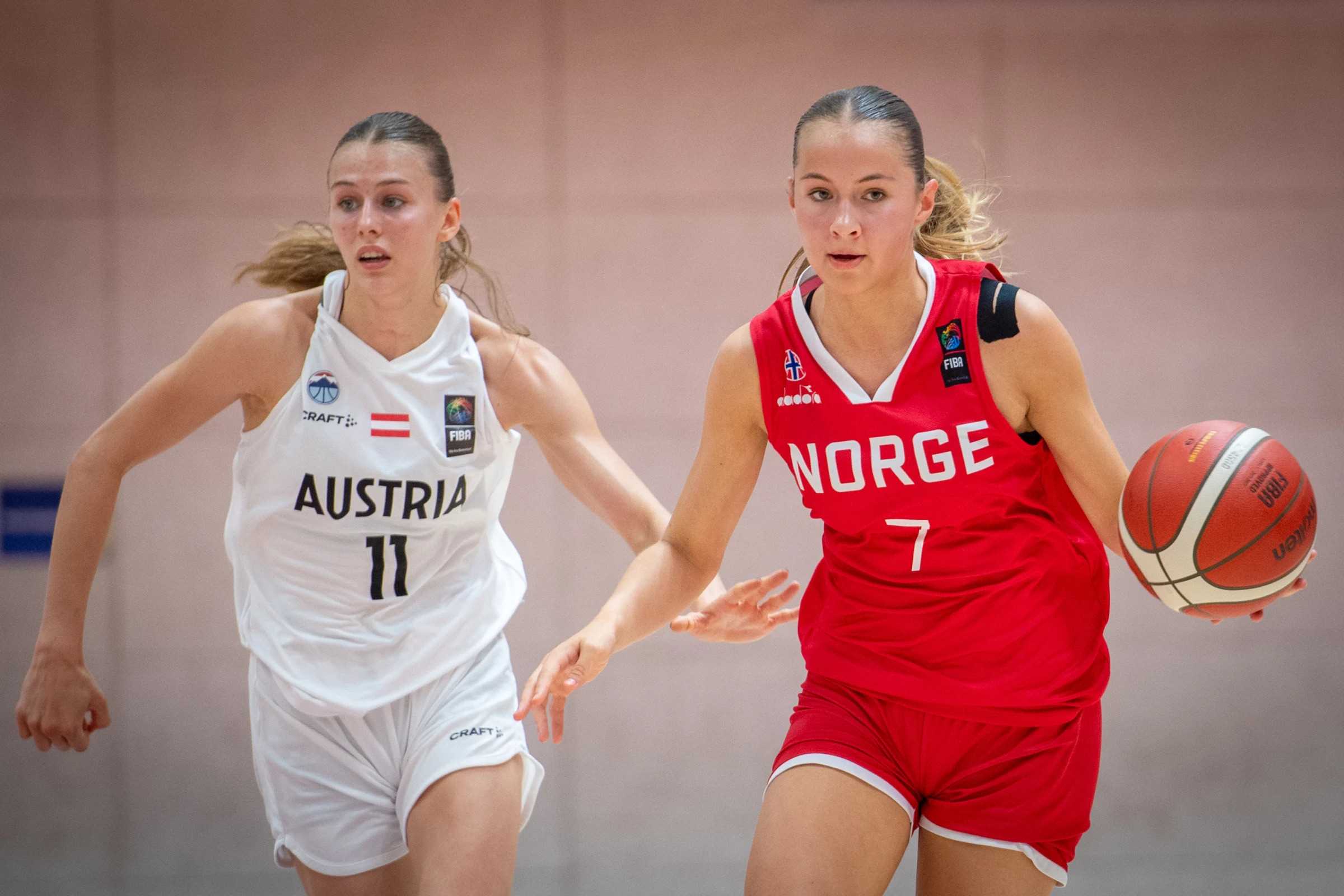 Sofie Hoelsbrekken setter fart forbi Lara Mayr i et norsk angrep mot Østerrike søndag.
FOTO: FIBA.COM 