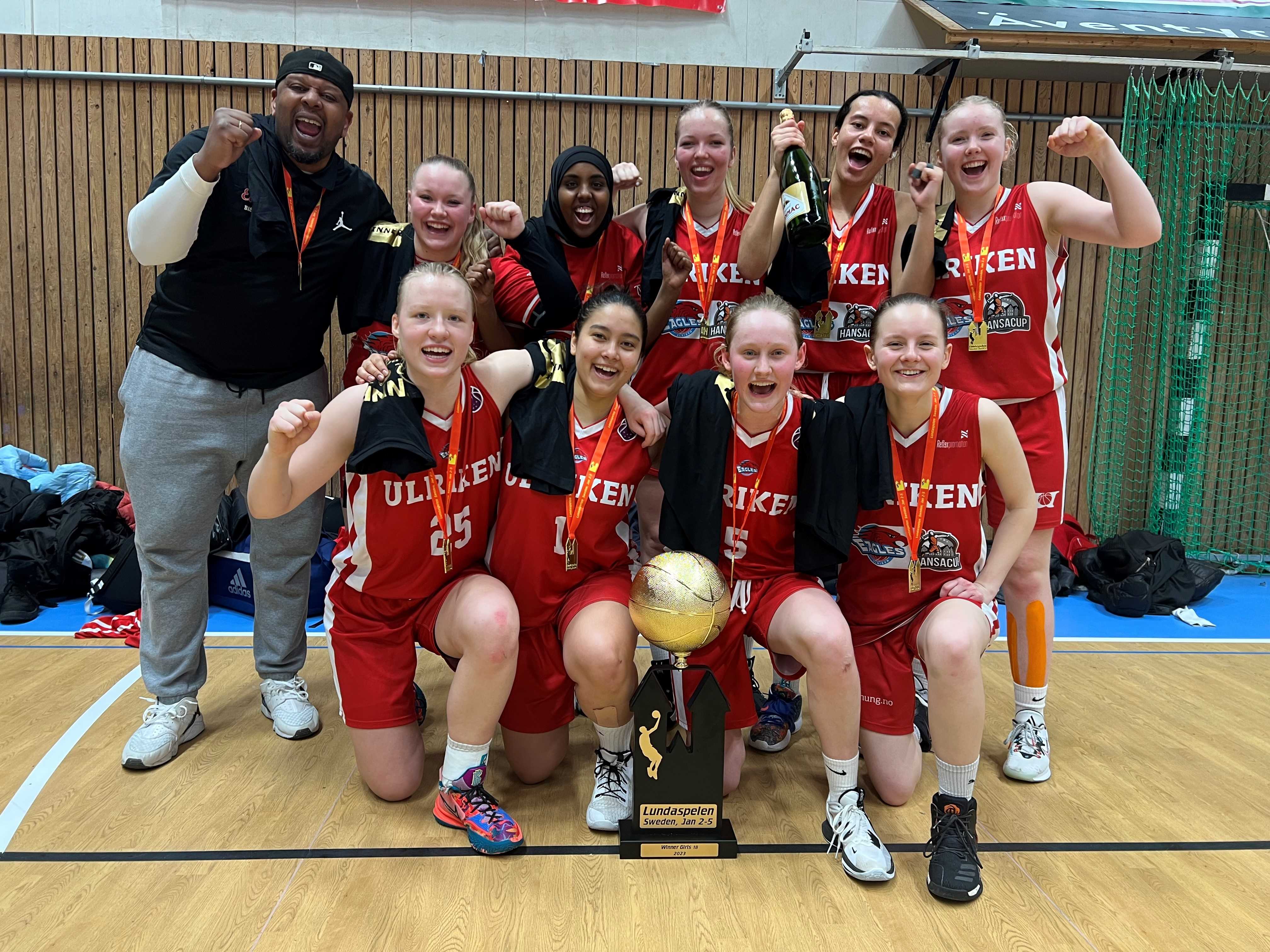 Glade Ulriken-jenter med gullmedaljer etter 34-27 over Aabyhøj i torsdagens finale i Lundaspelen. Bak fra venstre coach DuRell Sanford, Susanne Wærenskjold, Dahaba Nuur, Une Marie Sørvik, Lina Blanco og Trine Strid. Foran fra venstre Anna Linnea Hovig Wikstrøm, Helene Klett, Aurora Sørbye og Vera Lind.

FOTO: PRIVAT
