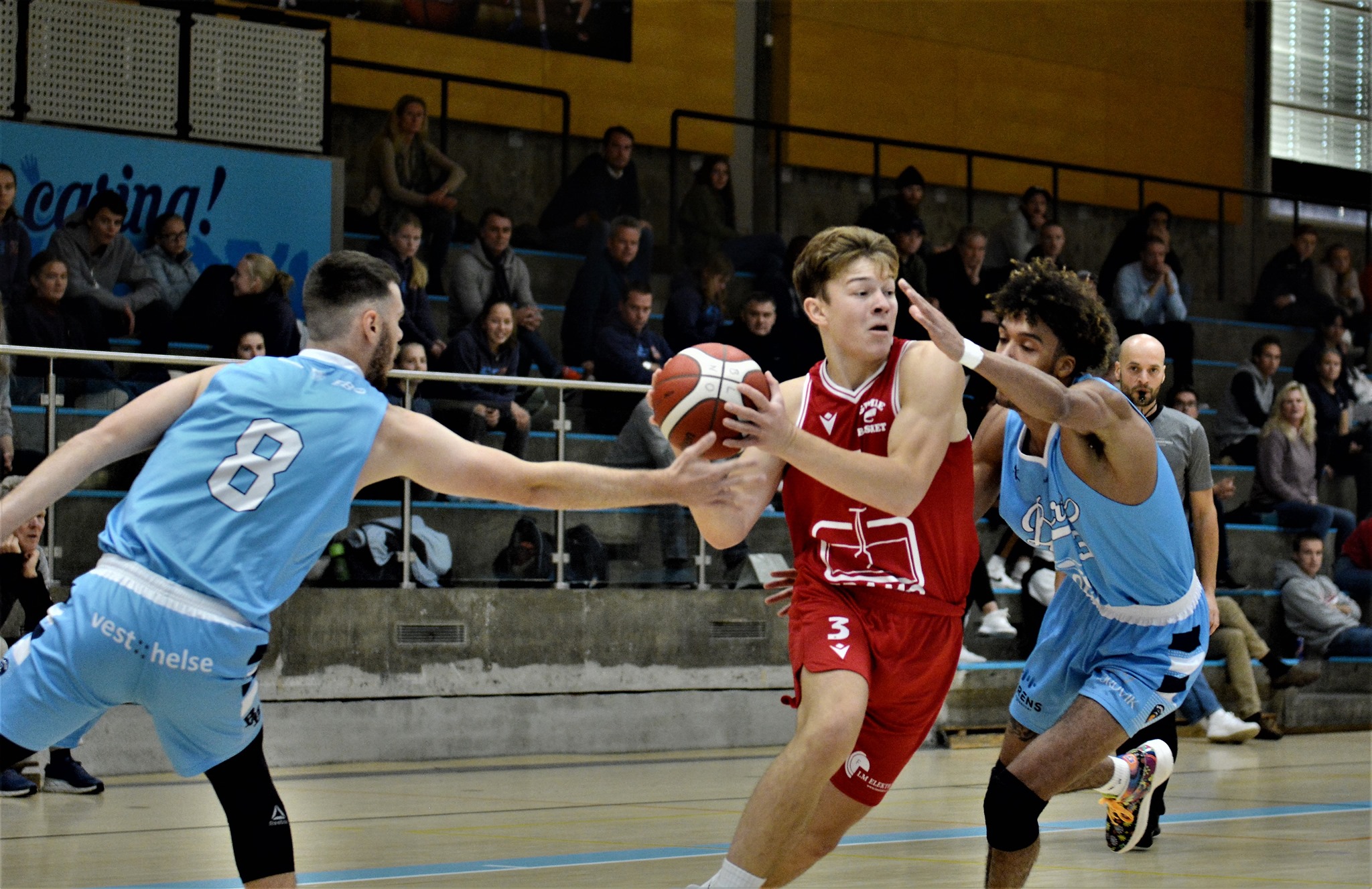 Reidar Greve ble matchvinner for Gimle mot Fyllingen med 3-poengeren som ga 106-105 fem sekunder før slutt i overtime - og scoret 7 av lagets 9 siste poeng i kampen. Her er 18-åringen i en drive mellom Benjamin Alknes Cox og Marcus Barnett i kampen mot Bærum 18. oktober.
FOTO: MARIANNE MAJA STENERUD 