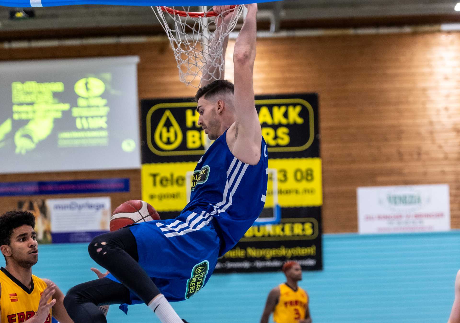 Milos Macura dunker inn 59-43 og Fyllingen føler de er i ferd med å avgjøre kampen etter en 14-0-run. Men Frøya svarer med 20-0 (!) og går forbi før fjerde periode er i gang. 2,11 m lange Macura satte 18 poeng og hadde 6 returer da Fyllingen vant 90-84.
FOTO: ASTRID HAGLAND GJERDE 