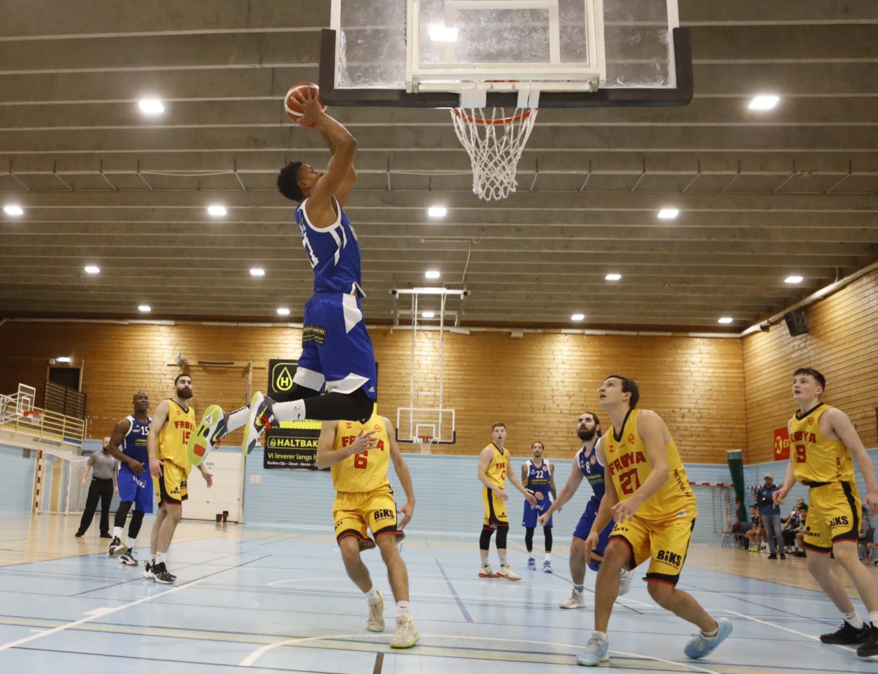 Bouna Black Ndiaye legger inn en lekker alley-oop etter assist fra Jay Harris som er aller bakerst i bildet med nummer 22. De øvrige spillerne er fra venstre Peter Bullock, Hamewend Arif, Nikola Vasojevic (delvis skjult), Haakon Heradstveit, Magne Fivelstad, Thomas Solem og Jørgen Lamo.
FOTO: NICHOLAS NORENG 