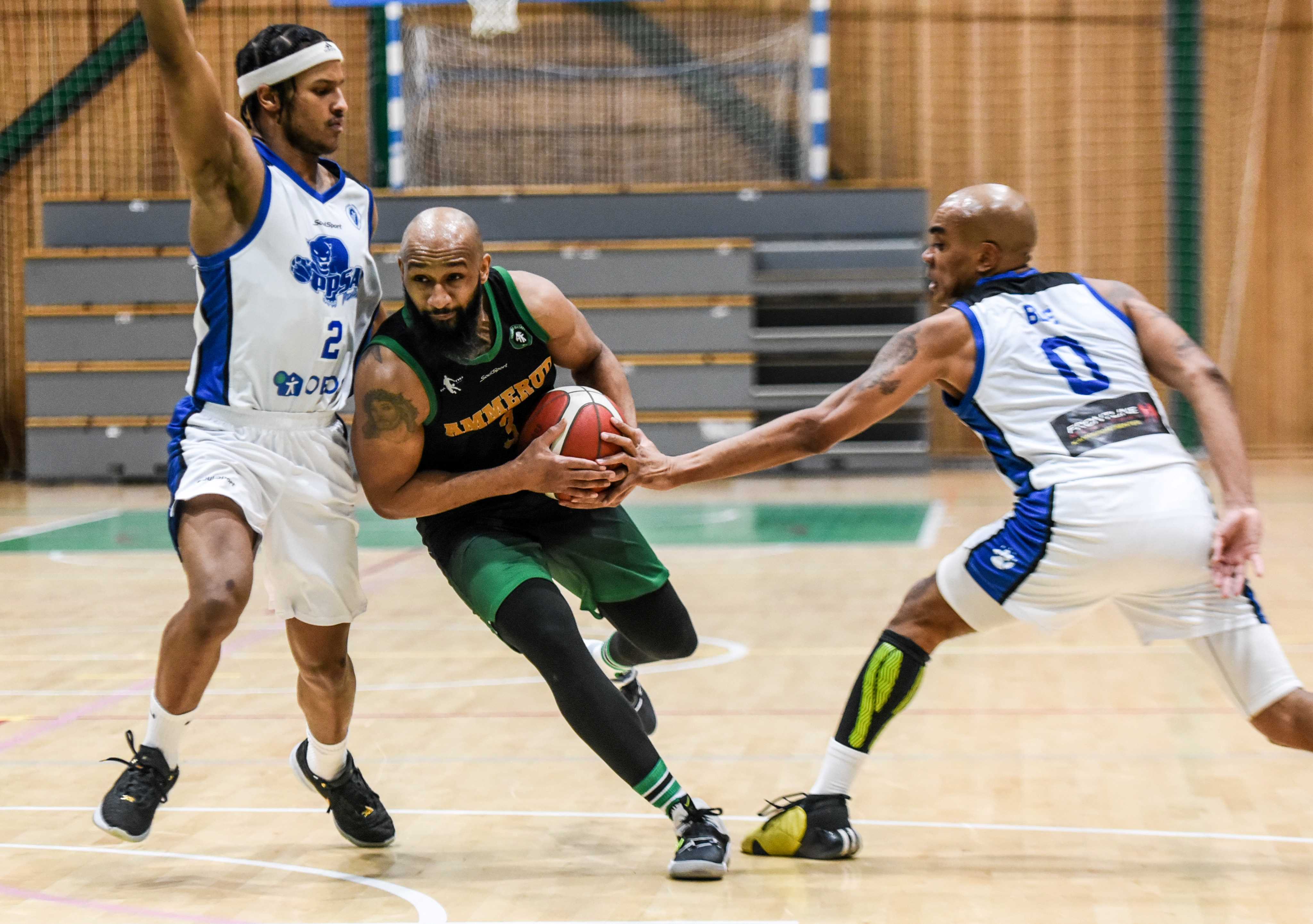 Ammerud-kaptein Eric Gilchrese kjemper seg forbi Tomas Ceesay (til venstre) og Thomas Ble i lørdagens kamp. Gilchrese hadde 12 poeng, 9 assists, 7 returer og 5 steals mot Oppsal.
FOTO: ERIK B. BERGLUND 