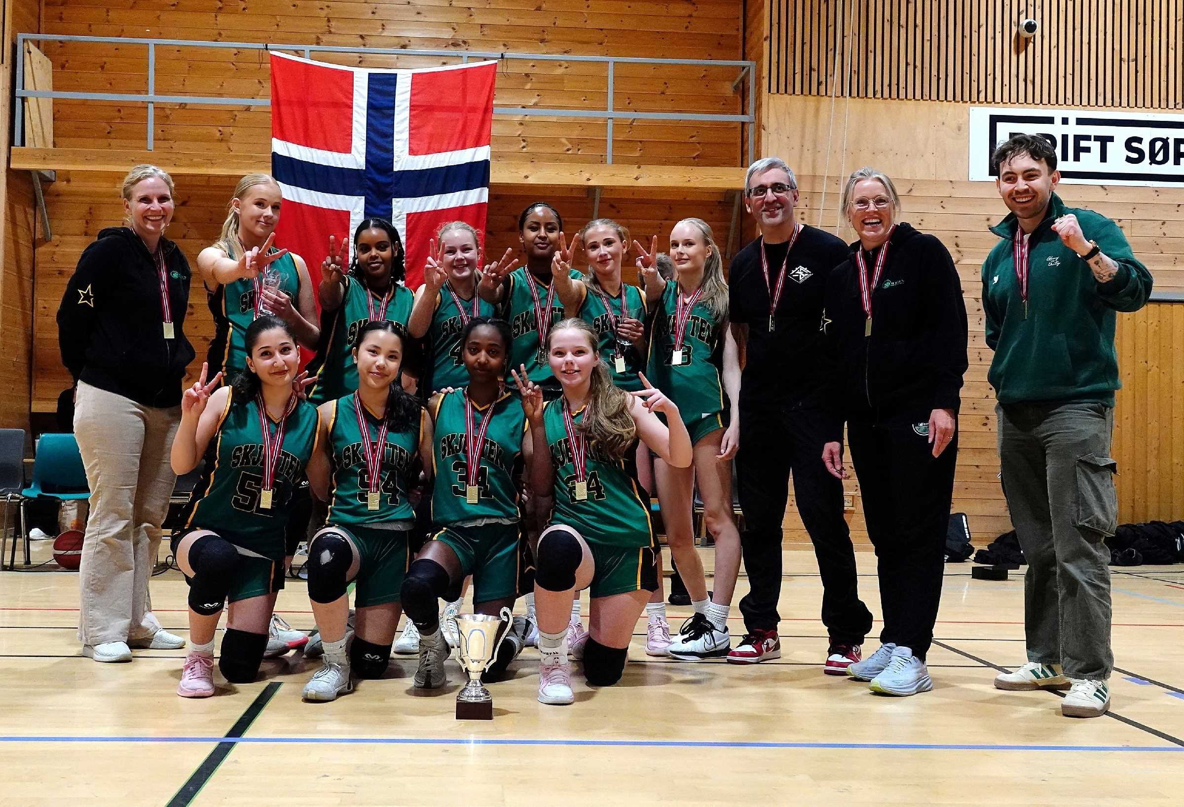 Skjettens gullvinnere i U16-NM 2025. Bak fra venstre lagleder Hanne Emilson, Nora Graver Svenningsen, Arsema Ebra, Eva Spernes Eidholm, Lidya Mulugheta Kidane, Julie Lindmark Engebretsen, Elise Berg Nedreklepp, coach Adnan Jamil, lagleder Trine Eidholm og assistant coach Ole Andreas Teigen. Foran fra venstre Helin Haris, Cecilia Tran, Tuva Tezeta Gravdal og Vilma Aurora Emilson.
FOTO: THOMAS FLATØE