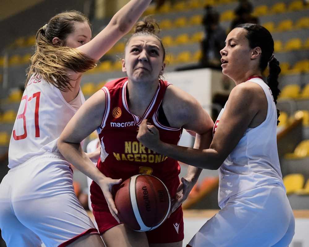 Nord-Makedonias forward Dea Hodja kjemper seg mellom Helena Eckhoff-Eliassen (til venstre) og Lina Blanco og får avsluttet mot kurven. Makedonerne ledet 28-6 tidlig i andre periode og vant til slutt 72-57 over Norge i torsdagens EM-kamp i Sofia.
FOTO: FIBA.COM 