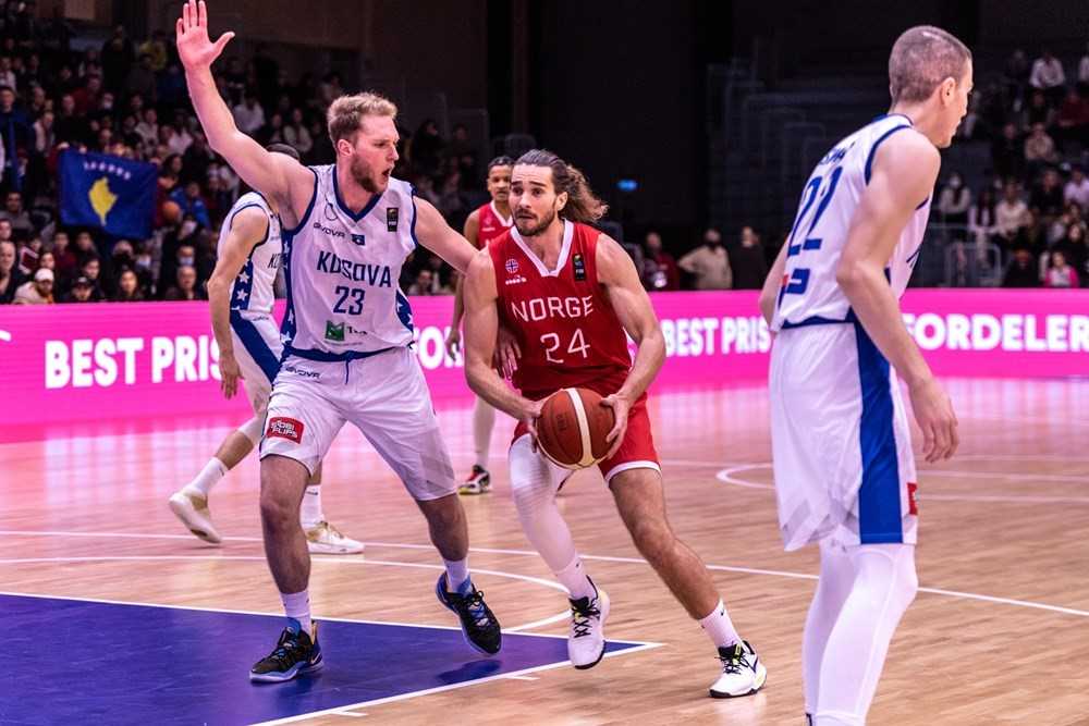 Torgrim Sommerfeldt i aksjon mot Kosovo i den første av Norges EM-kvalifiseringskamper, som endte med seier 86-77 i Haukelandshallen.
FOTO: ASTRID HAGLAND GJERDE 