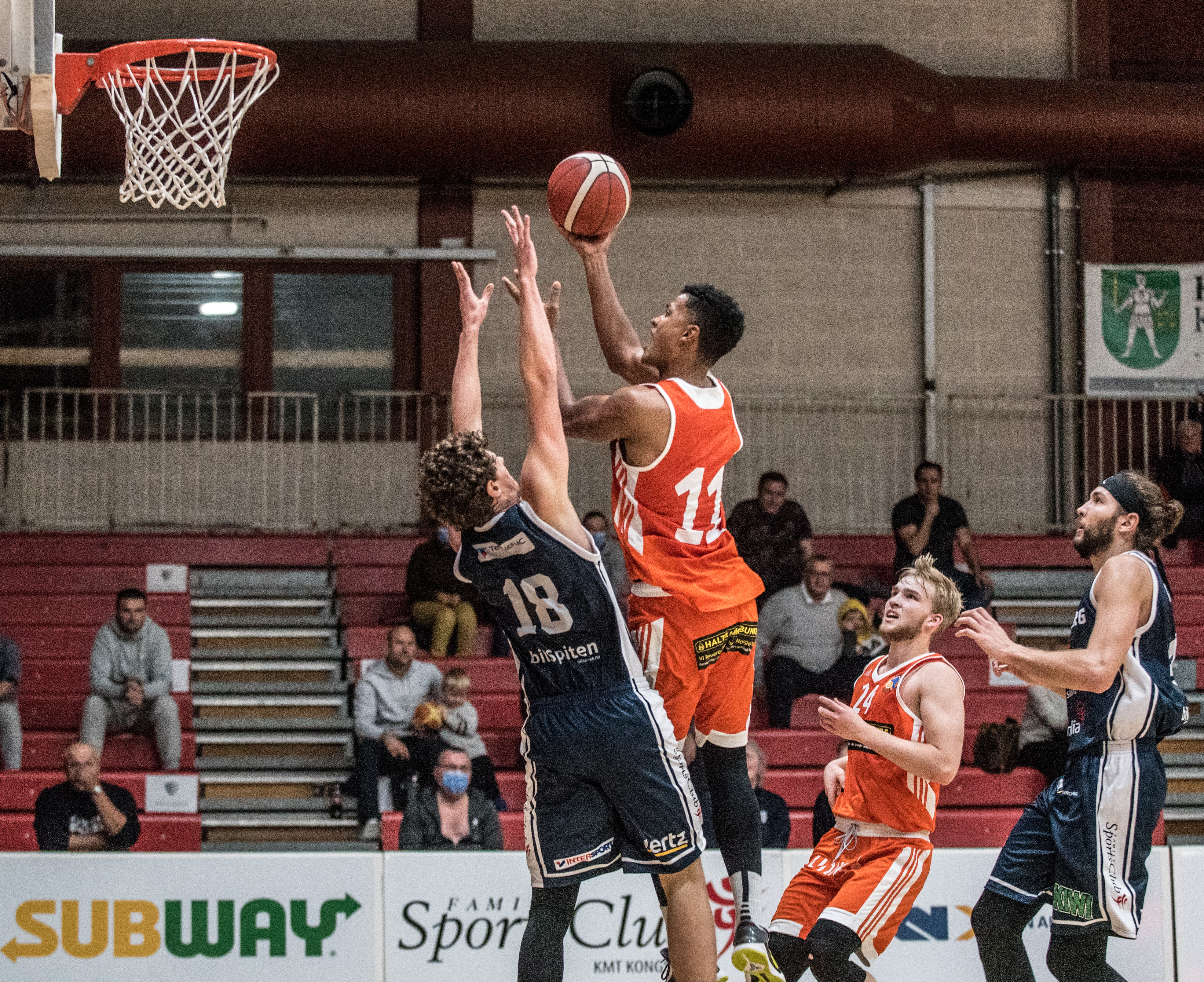 Bouna Black Ndiaye var overalt da Fyllingen slo Gimle 90-80, scoret 15 poeng i første periode og endte som toppscorer med 28. Bildet er fra bortekampen mot Kongsberg Miners i oktober, der Ndiaye får skutt over Ionas Garras. Til høyre i bildet er Edvard Aamodt Kristiansen og Marin Mornar.
FOTO: ERIK BERGLUND   